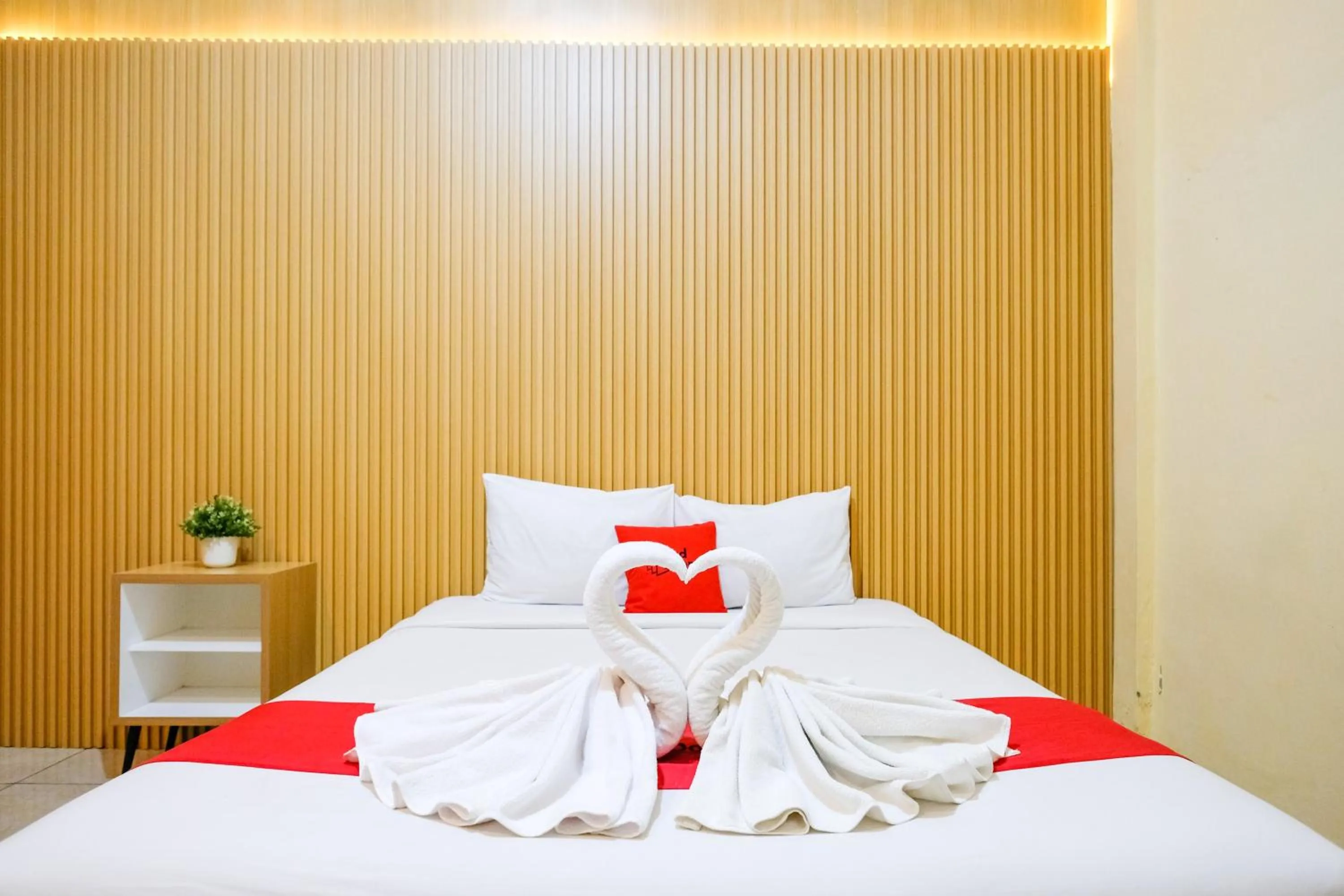 Bedroom, Bed in RedDoorz at MM Guesthouse Yogyakarta