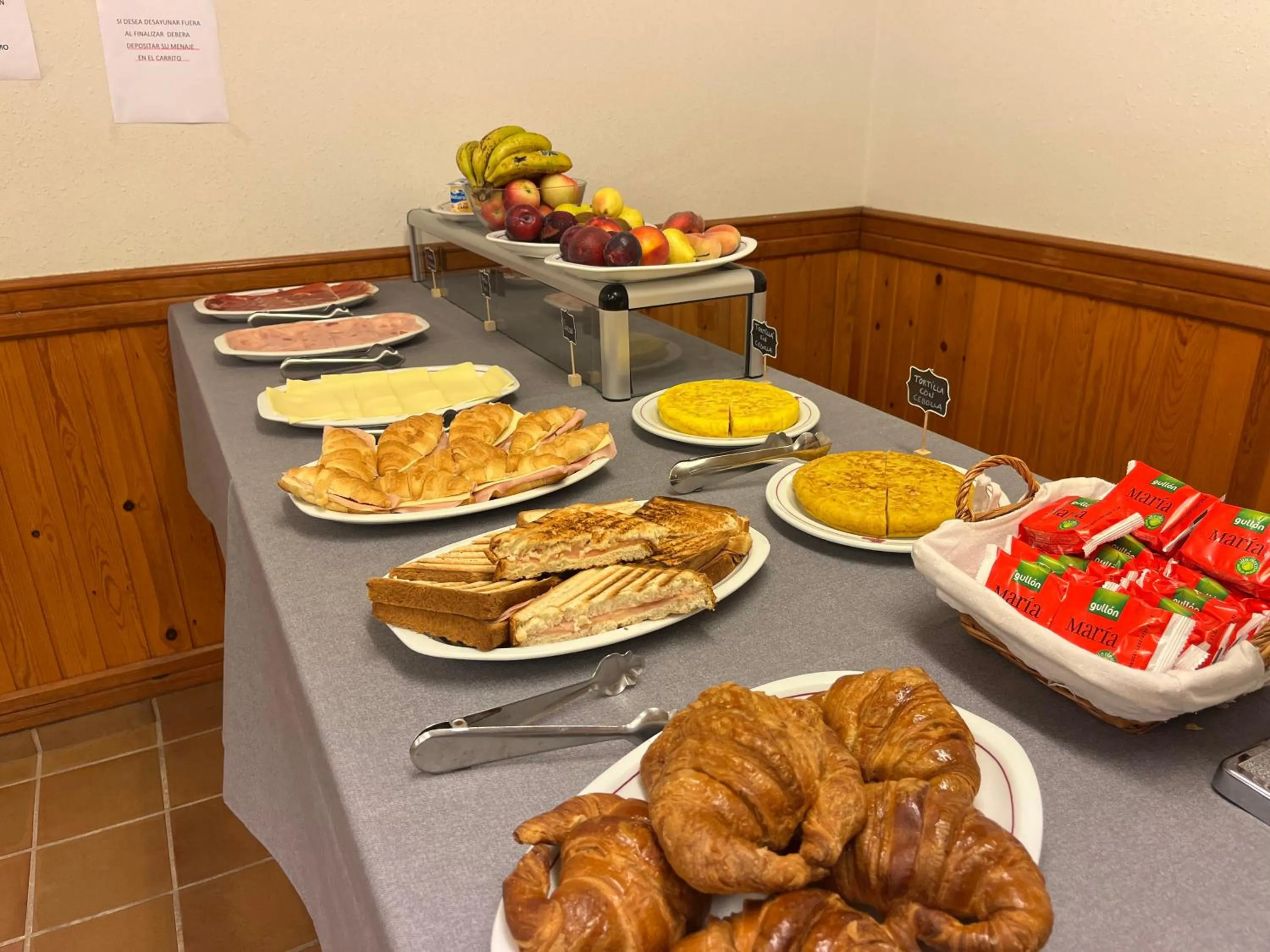 Buffet breakfast in Hotel Capitán