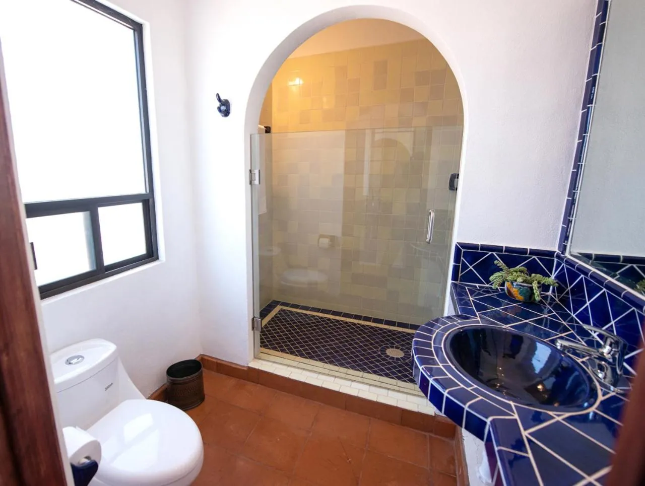 Shower in Hotel Camino Antiguo