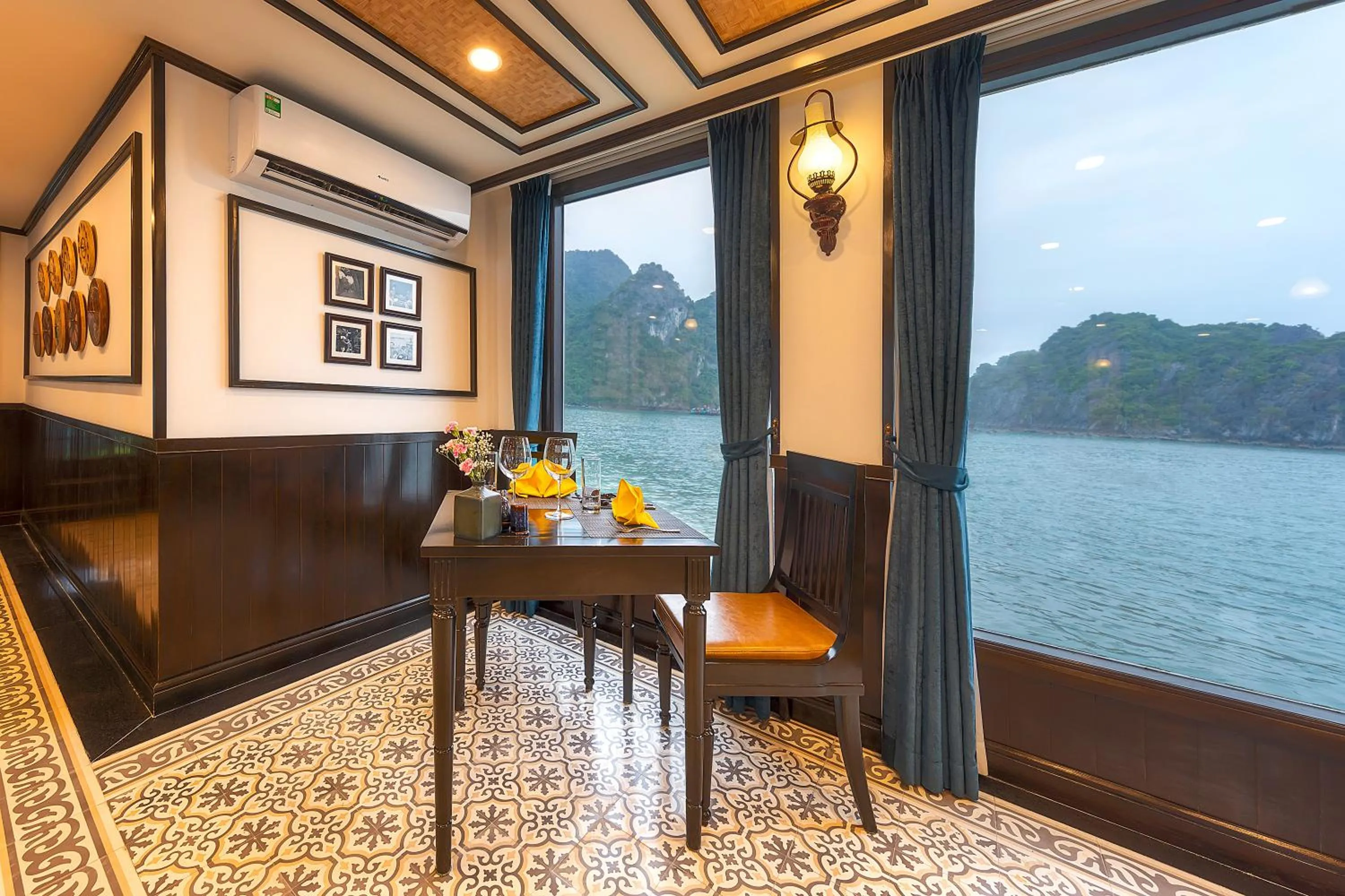Dining area in Sena Cruises - Wonder On Lan Ha Bay