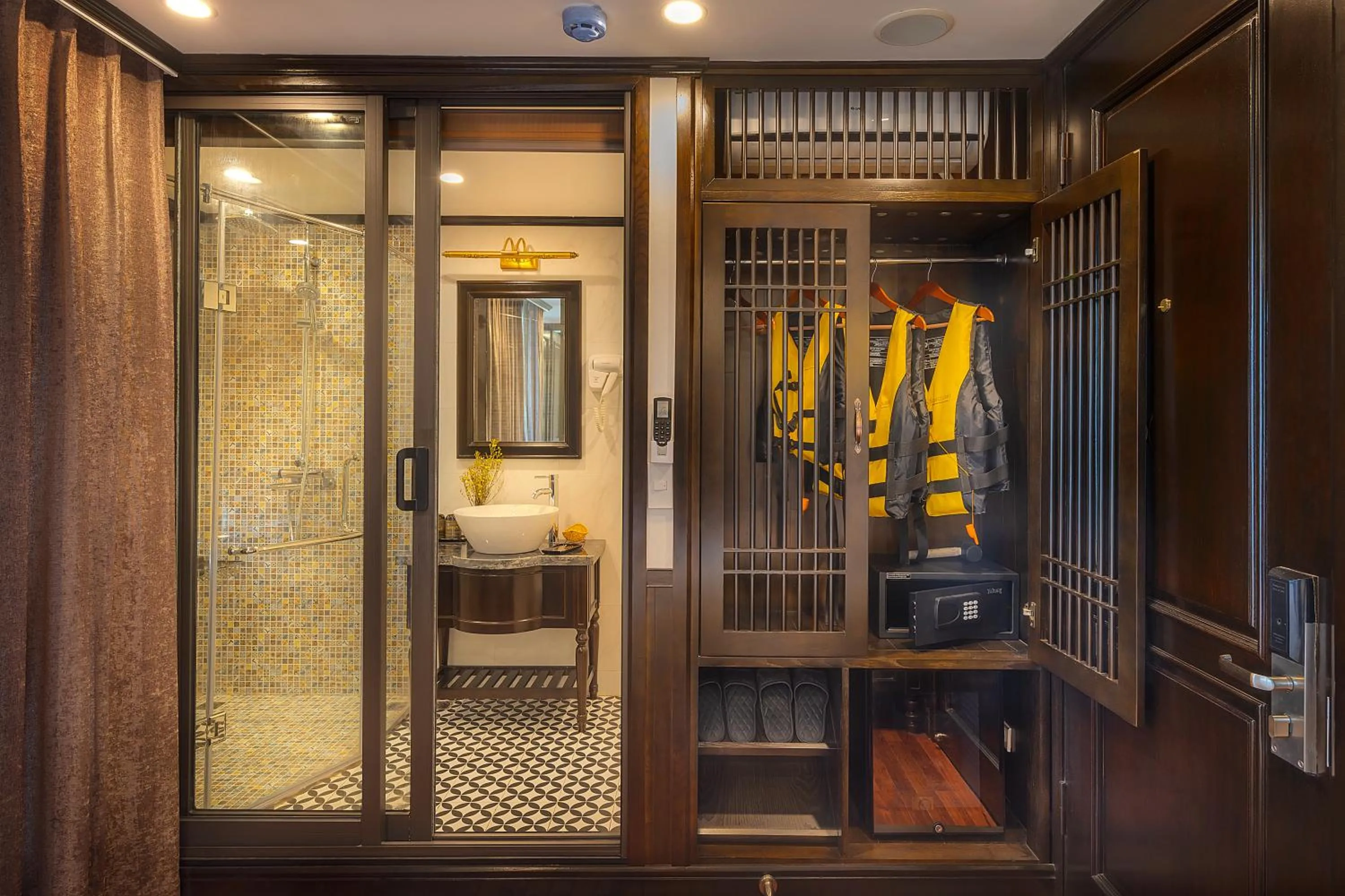 Area and facilities in Sena Cruises - Wonder On Lan Ha Bay