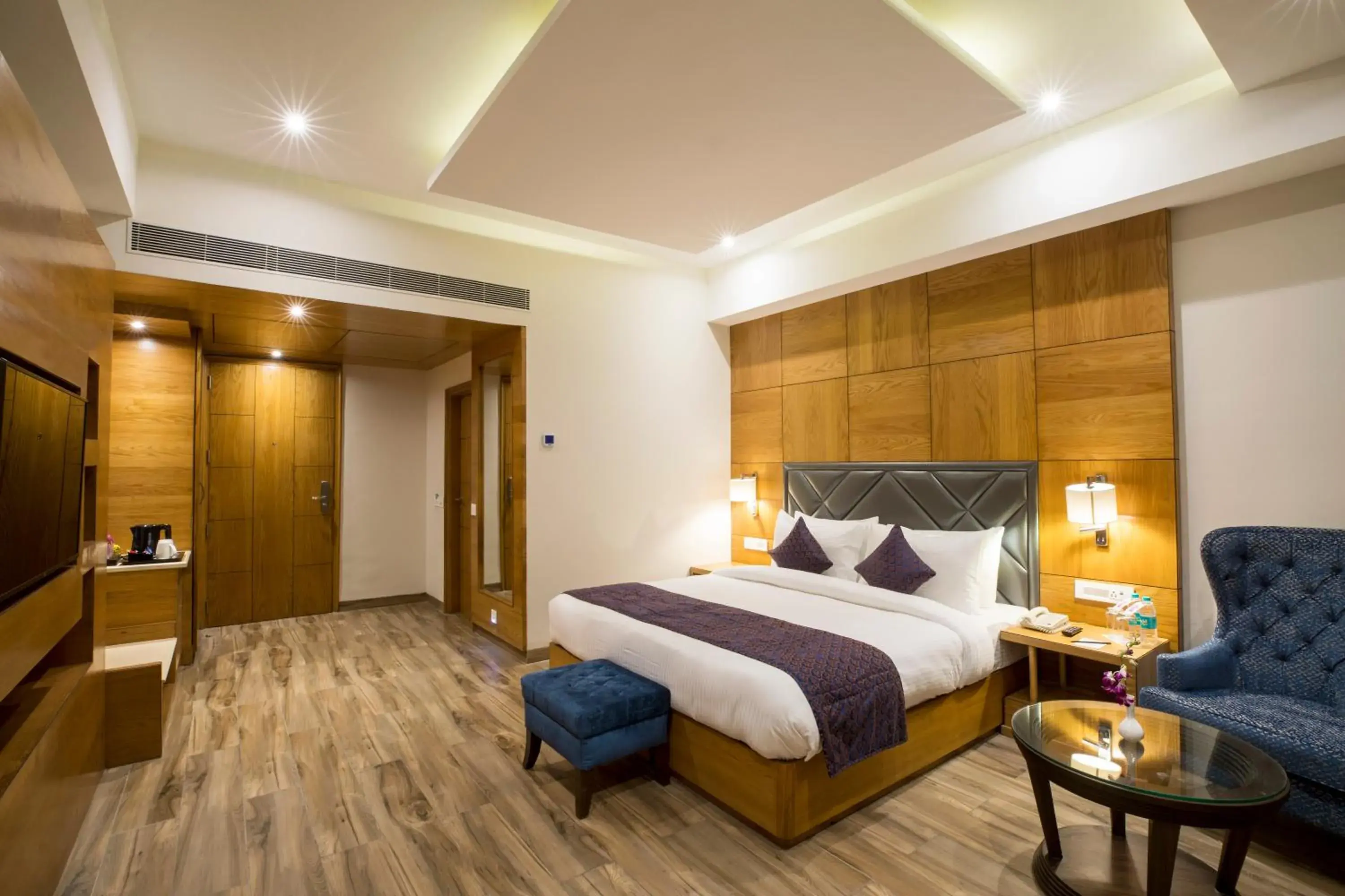 Executive Room - single occupancy - Enjoy Happy Hours with 1+1 offer on Alcoholic Beverages, Soft Beverages in Regenta Central Cassia Zirakpur Chandigarh Executive Room - single occupancy - Enjoy Happy Hours with 1+1 offer on Alcoholic Beverages, Soft Beverages in Regenta Central Cassia Zirakpur Chandigarh