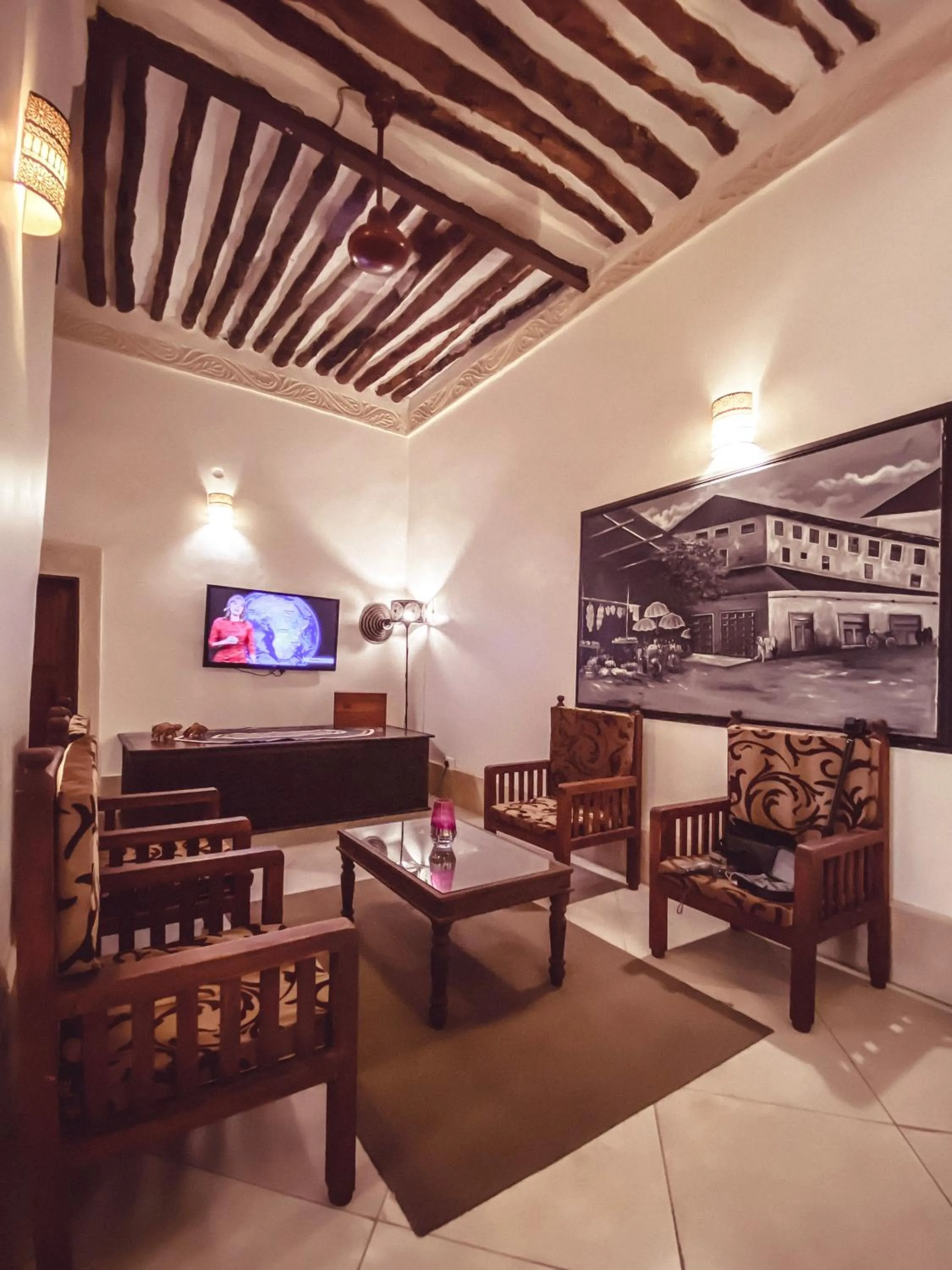 Communal lounge/ TV room in Smiles Stone Town Hotel