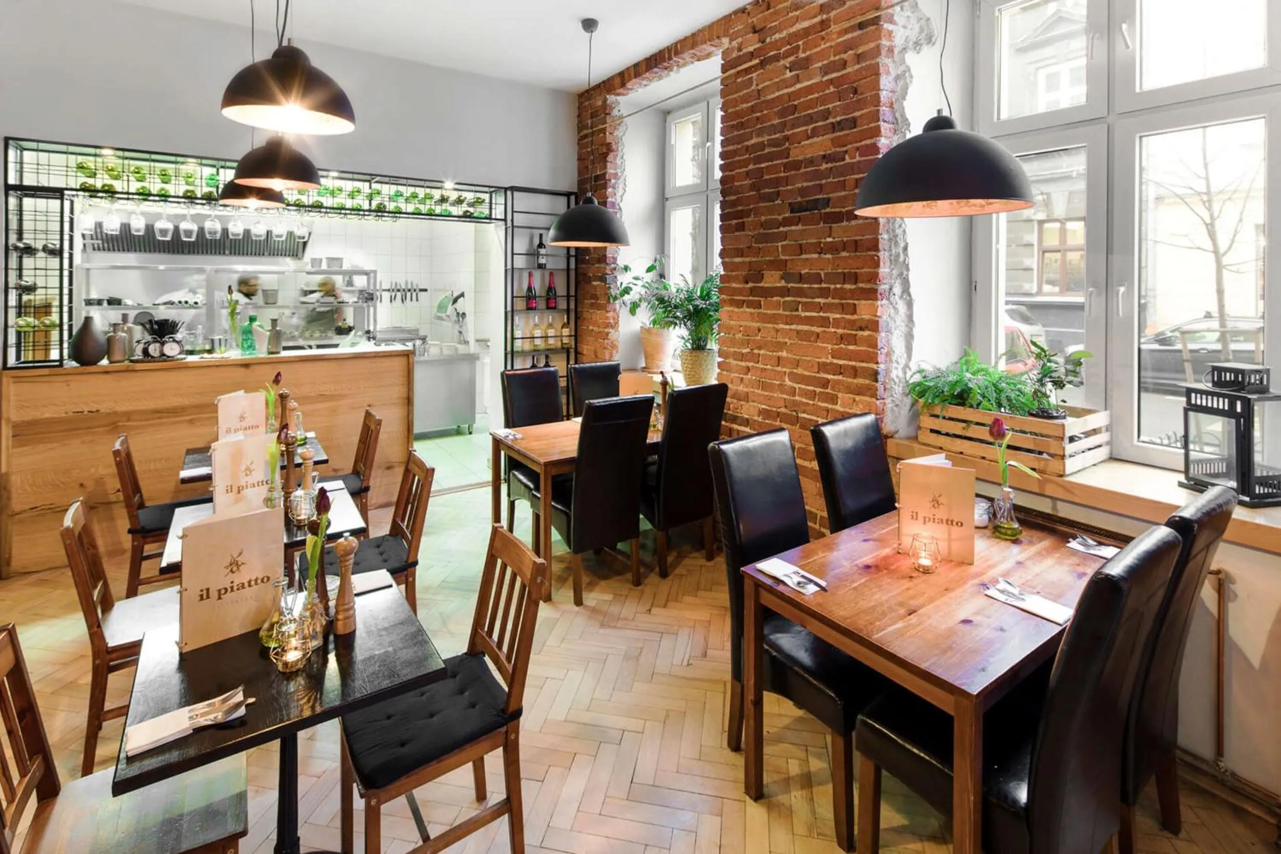 Restaurant/places to eat in Platinum Suites