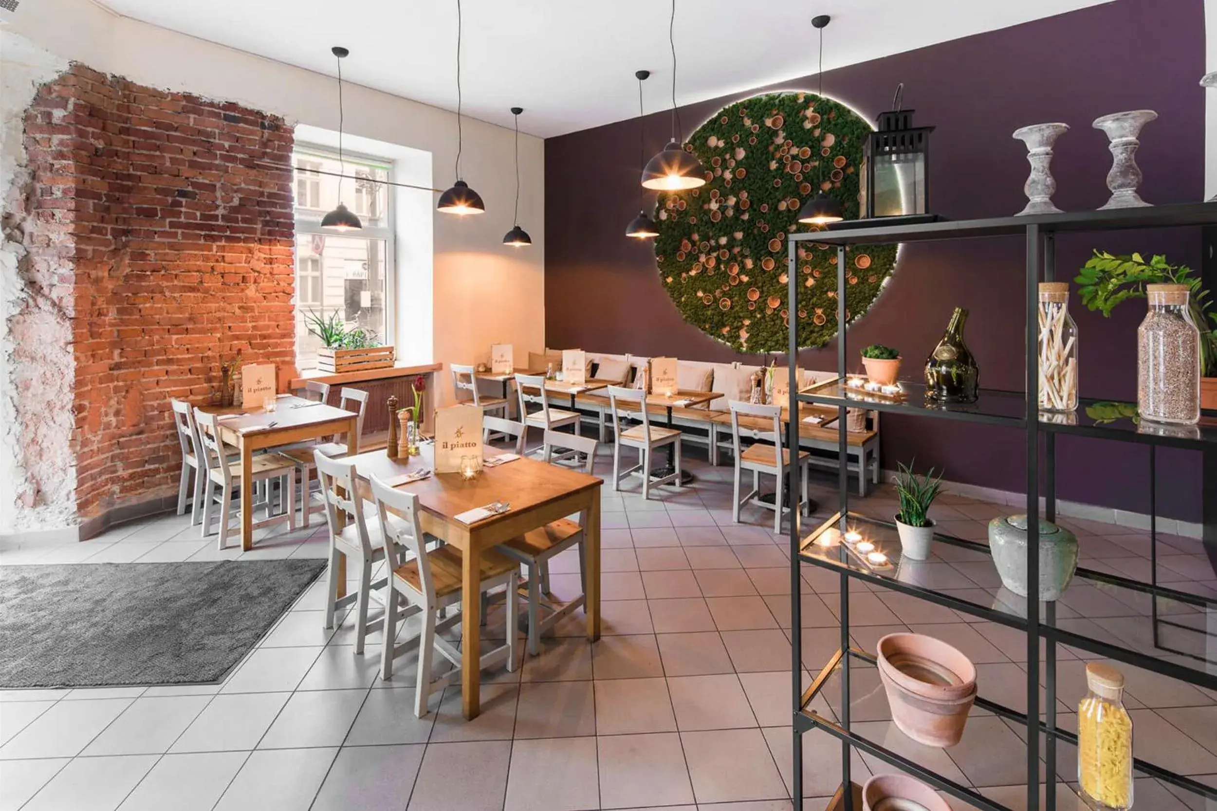 Restaurant/places to eat in Platinum Suites Restaurant/places to eat in Platinum Suites