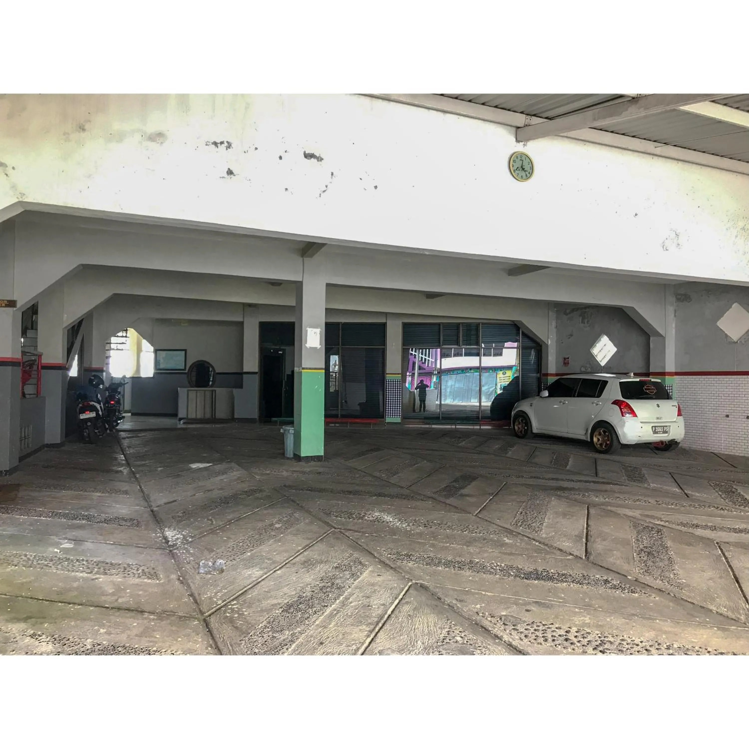 Parking in Hotel Lie Mas Prigen Pasuruan Mitra RedDoorz