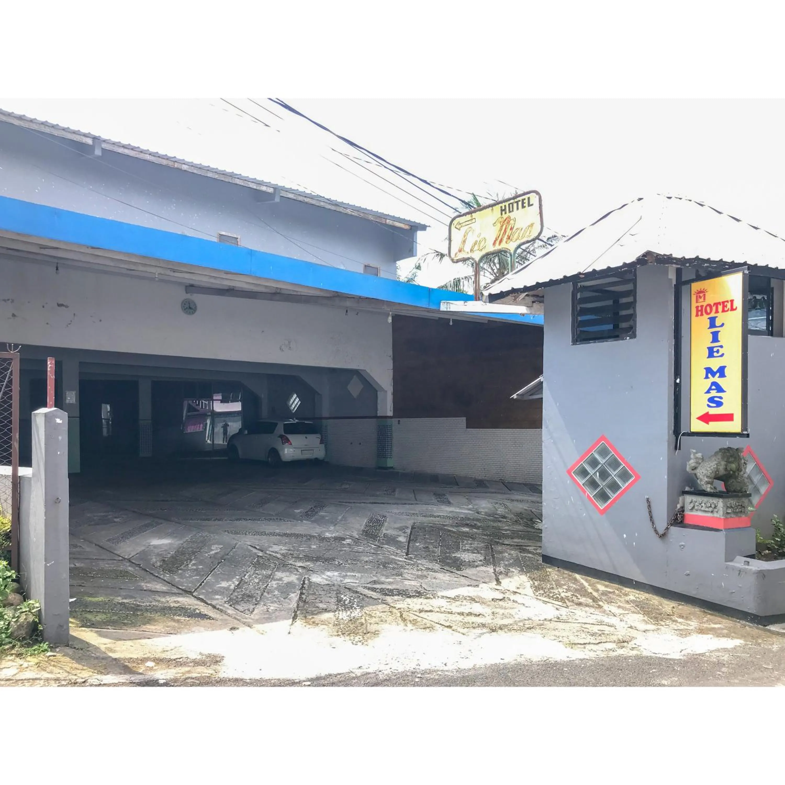 Parking in Hotel Lie Mas Prigen Pasuruan Mitra RedDoorz