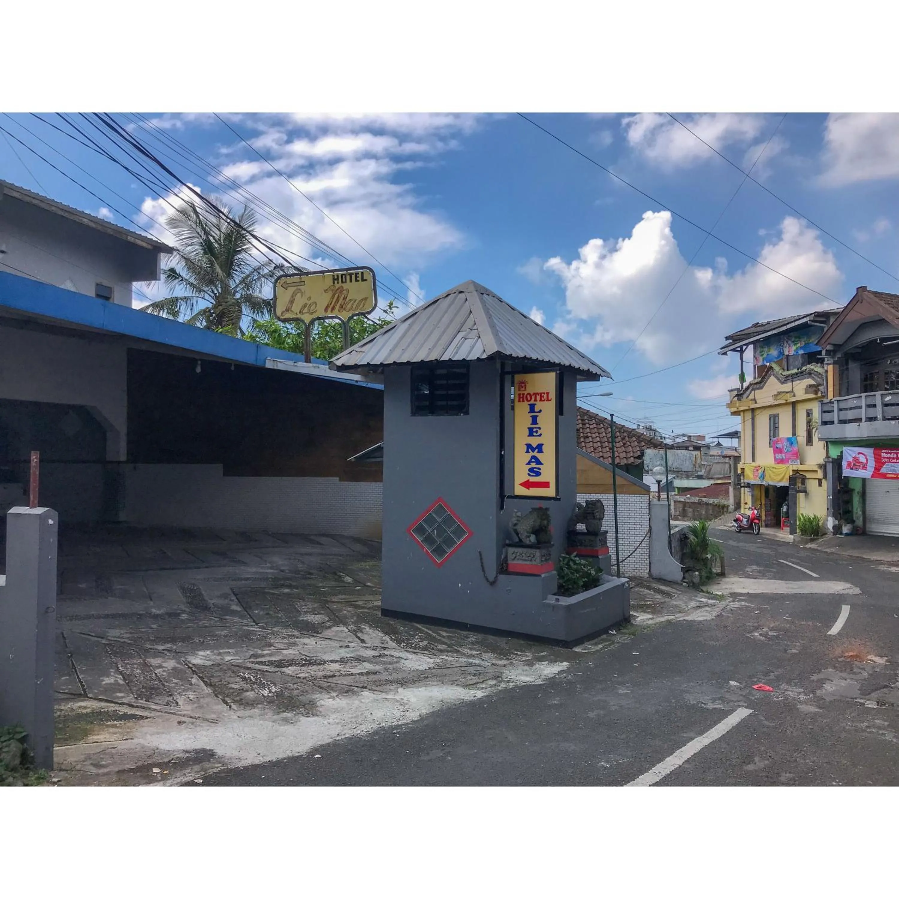 Facade/entrance in Hotel Lie Mas Prigen Pasuruan Mitra RedDoorz