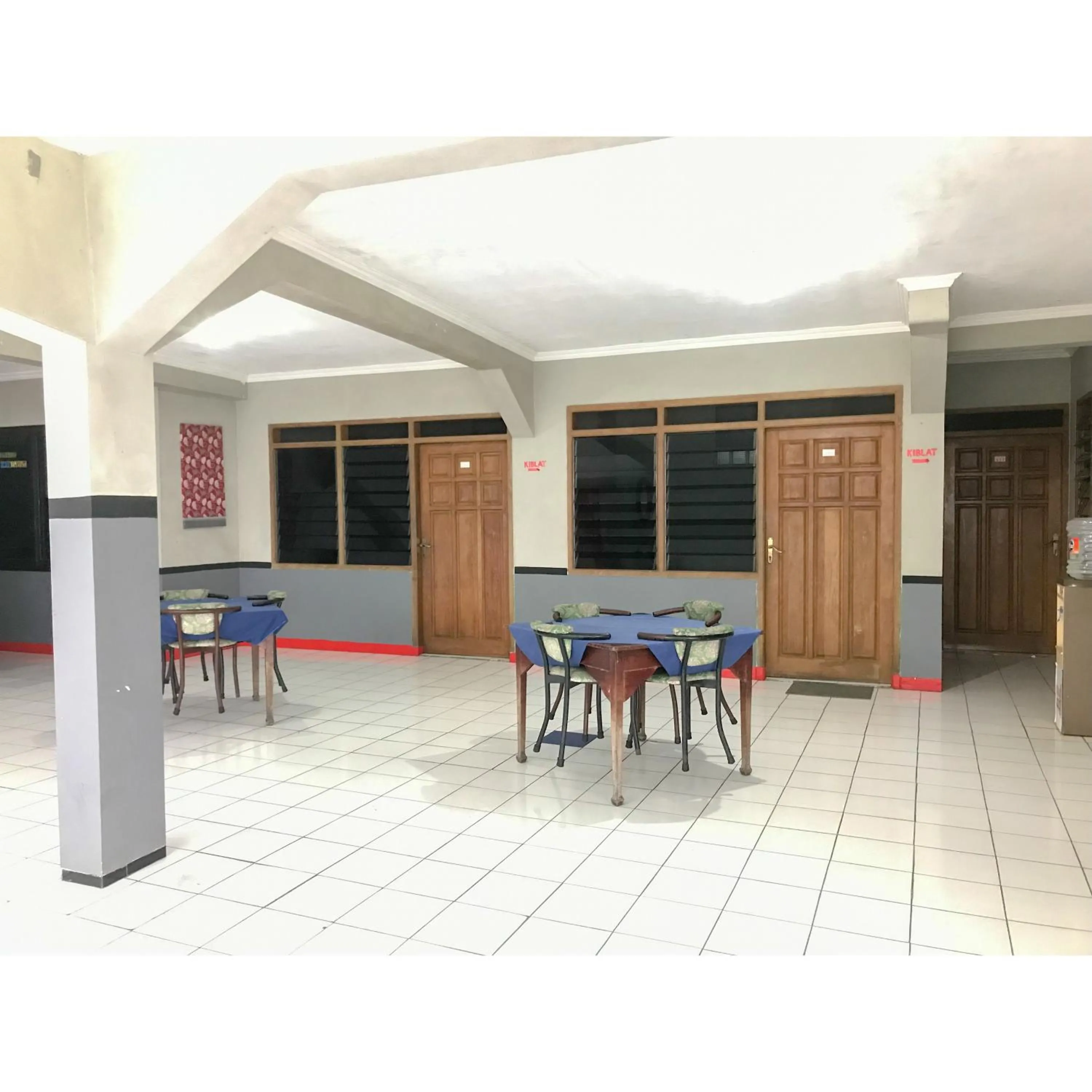 Seating area in Hotel Lie Mas Prigen Pasuruan Mitra RedDoorz