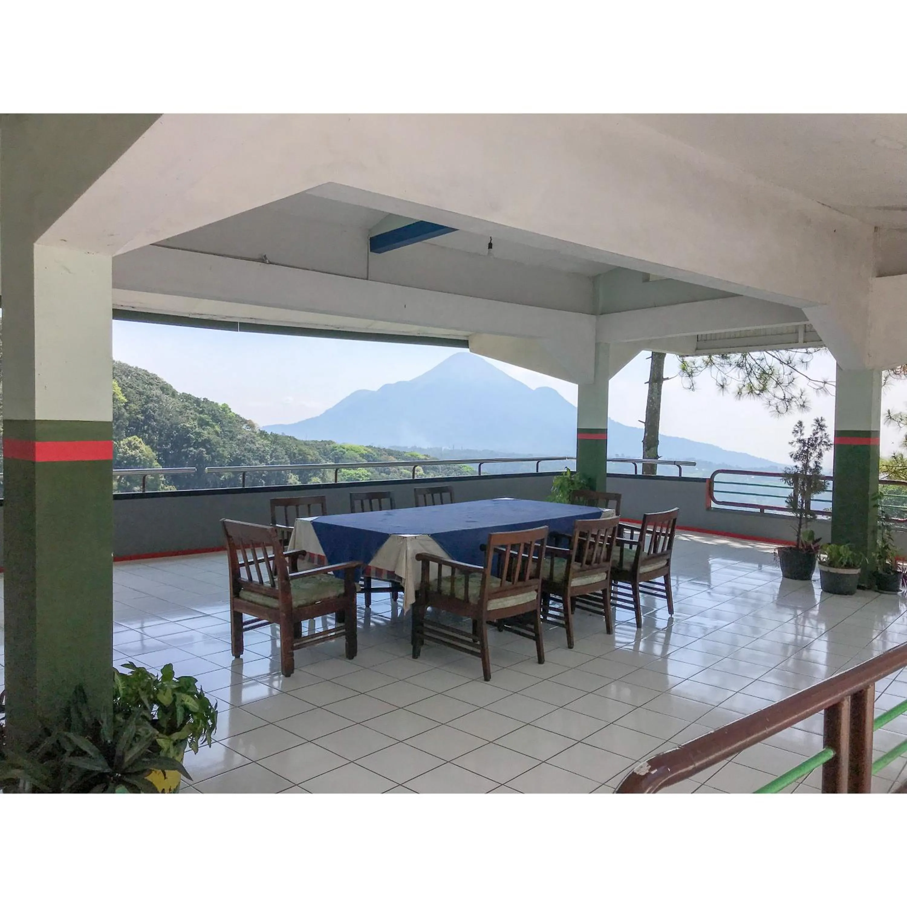 Seating area in Hotel Lie Mas Prigen Pasuruan Mitra RedDoorz