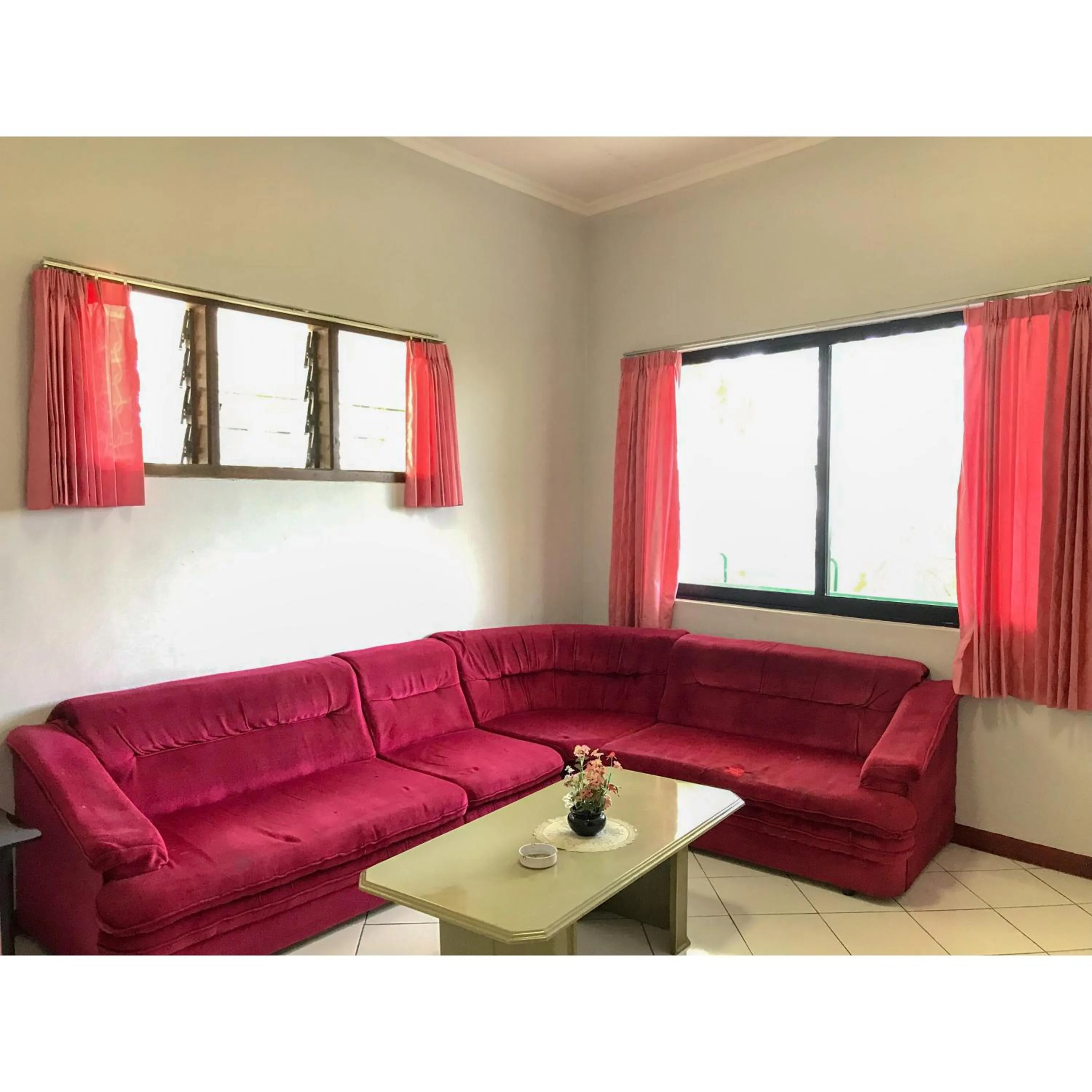 Seating area in Hotel Lie Mas Prigen Pasuruan Mitra RedDoorz