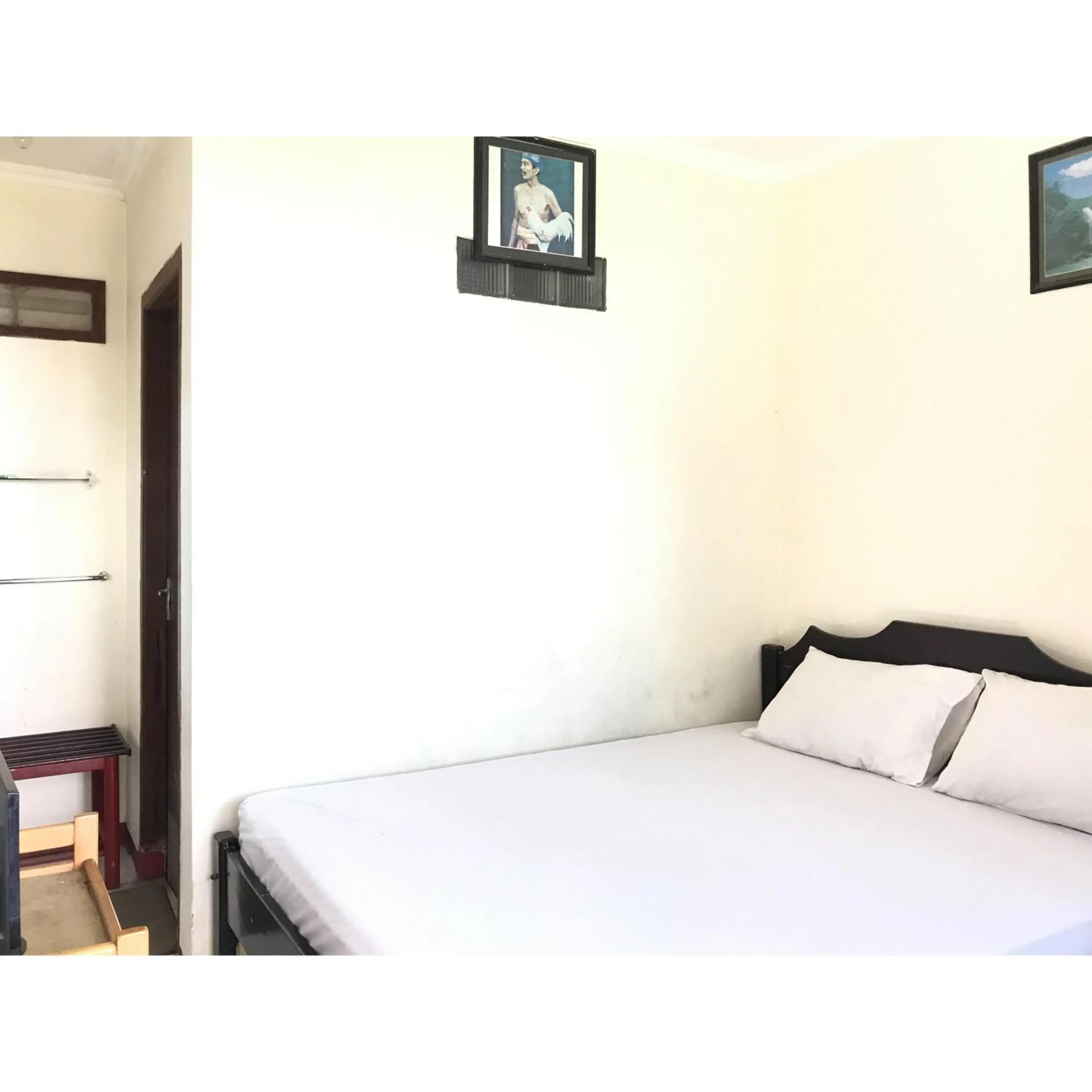 Bedroom, Bed in Hotel Lie Mas Prigen Pasuruan Mitra RedDoorz