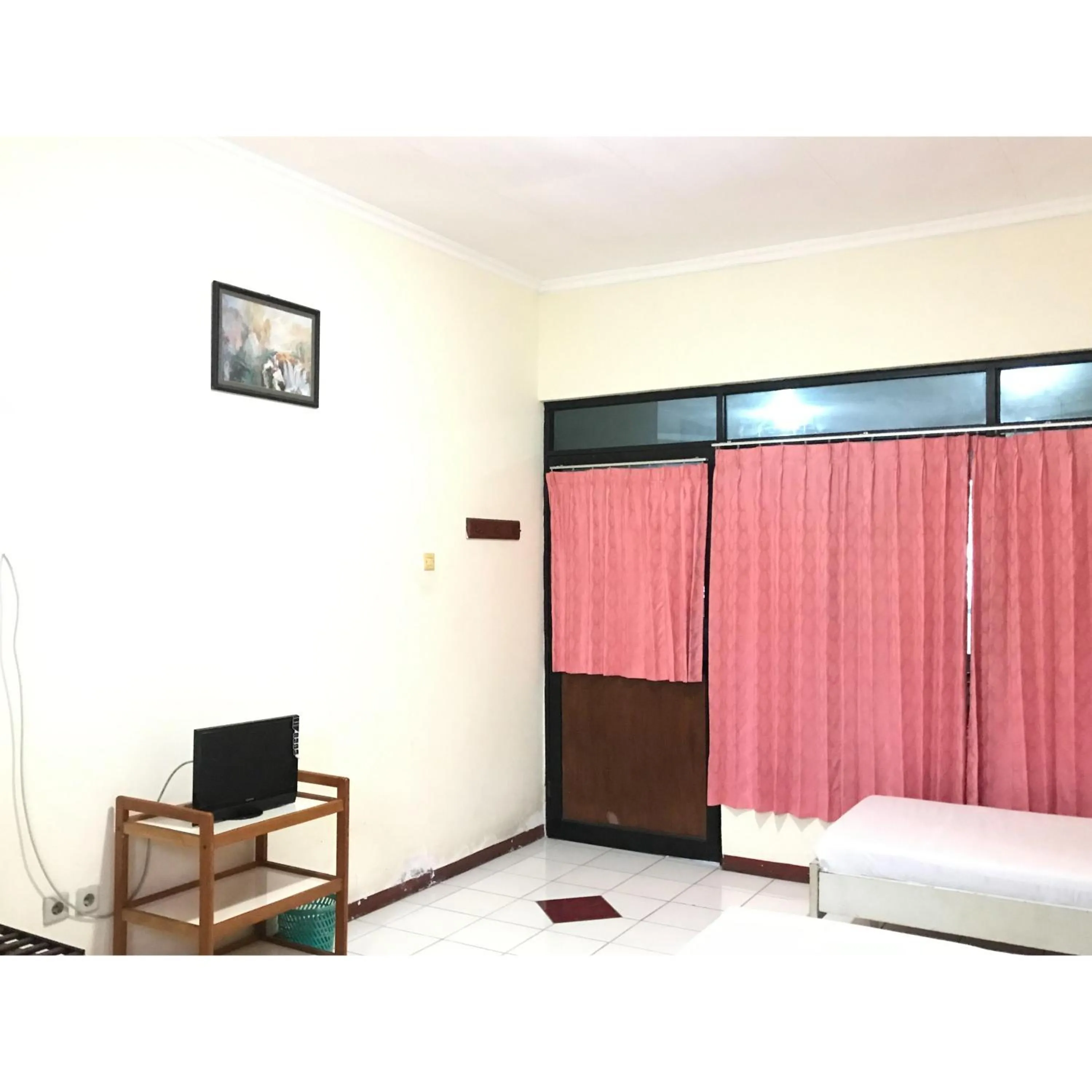 Bedroom, Bed in Hotel Lie Mas Prigen Pasuruan Mitra RedDoorz