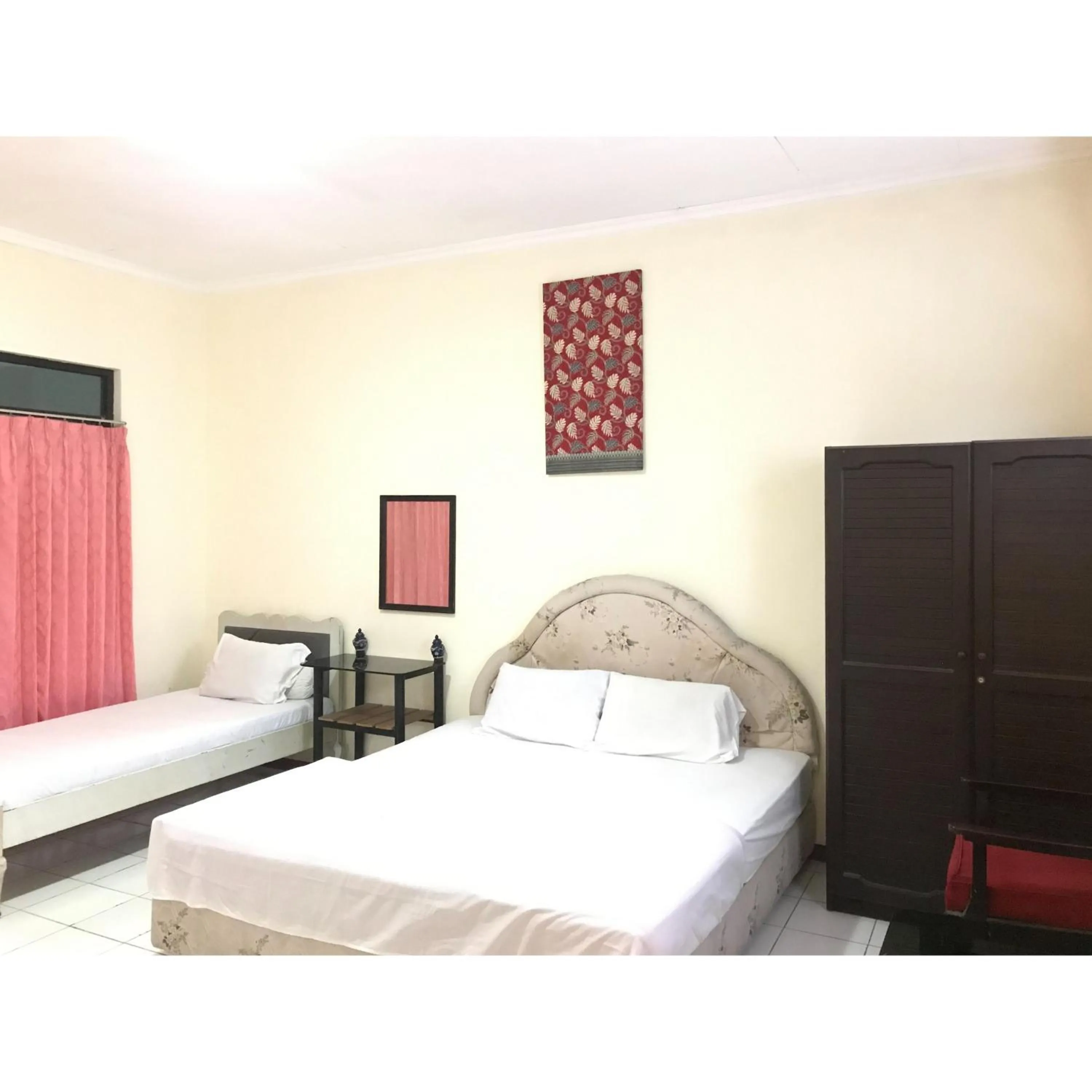 Bedroom, Bed in Hotel Lie Mas Prigen Pasuruan Mitra RedDoorz