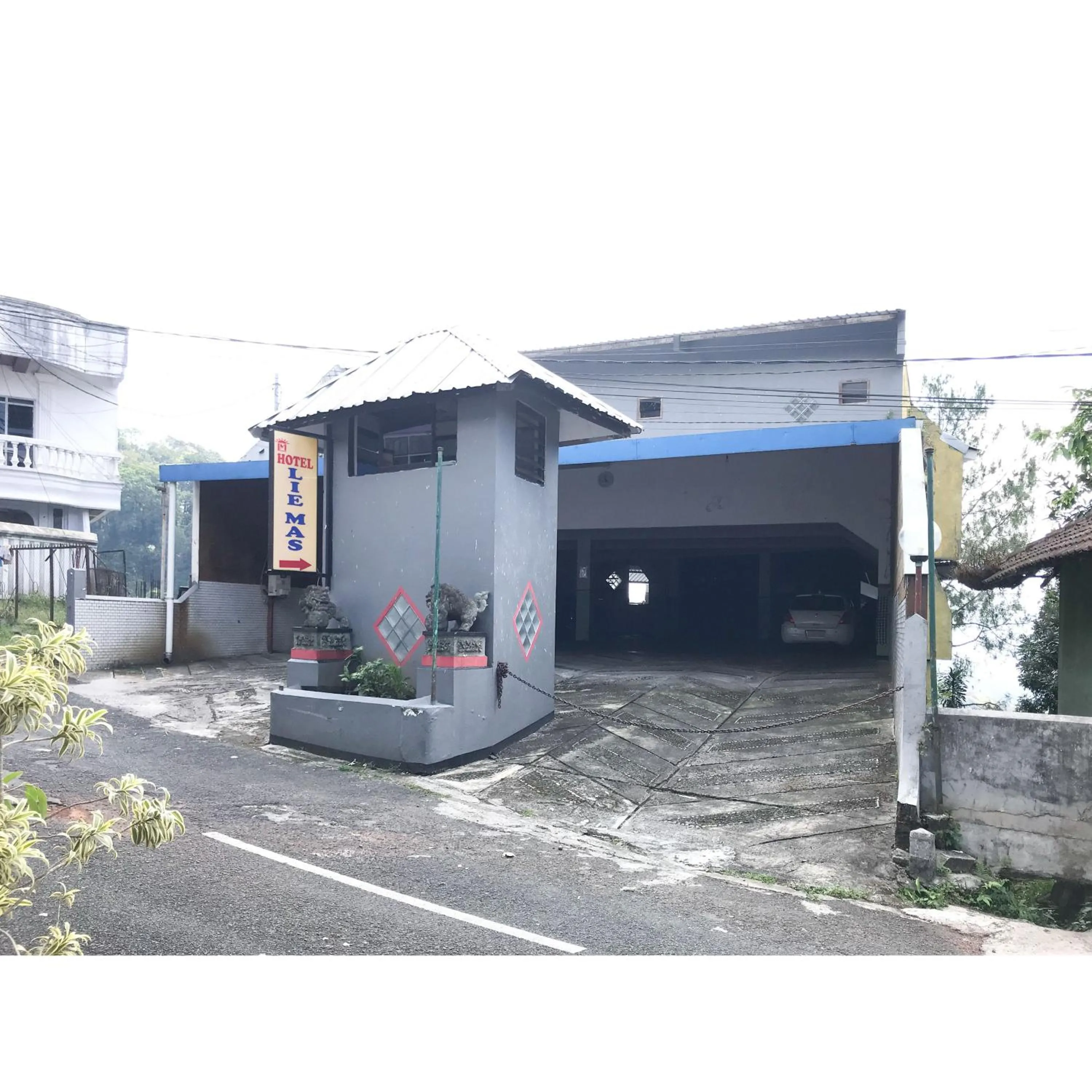 Facade/entrance in Hotel Lie Mas Prigen Pasuruan Mitra RedDoorz