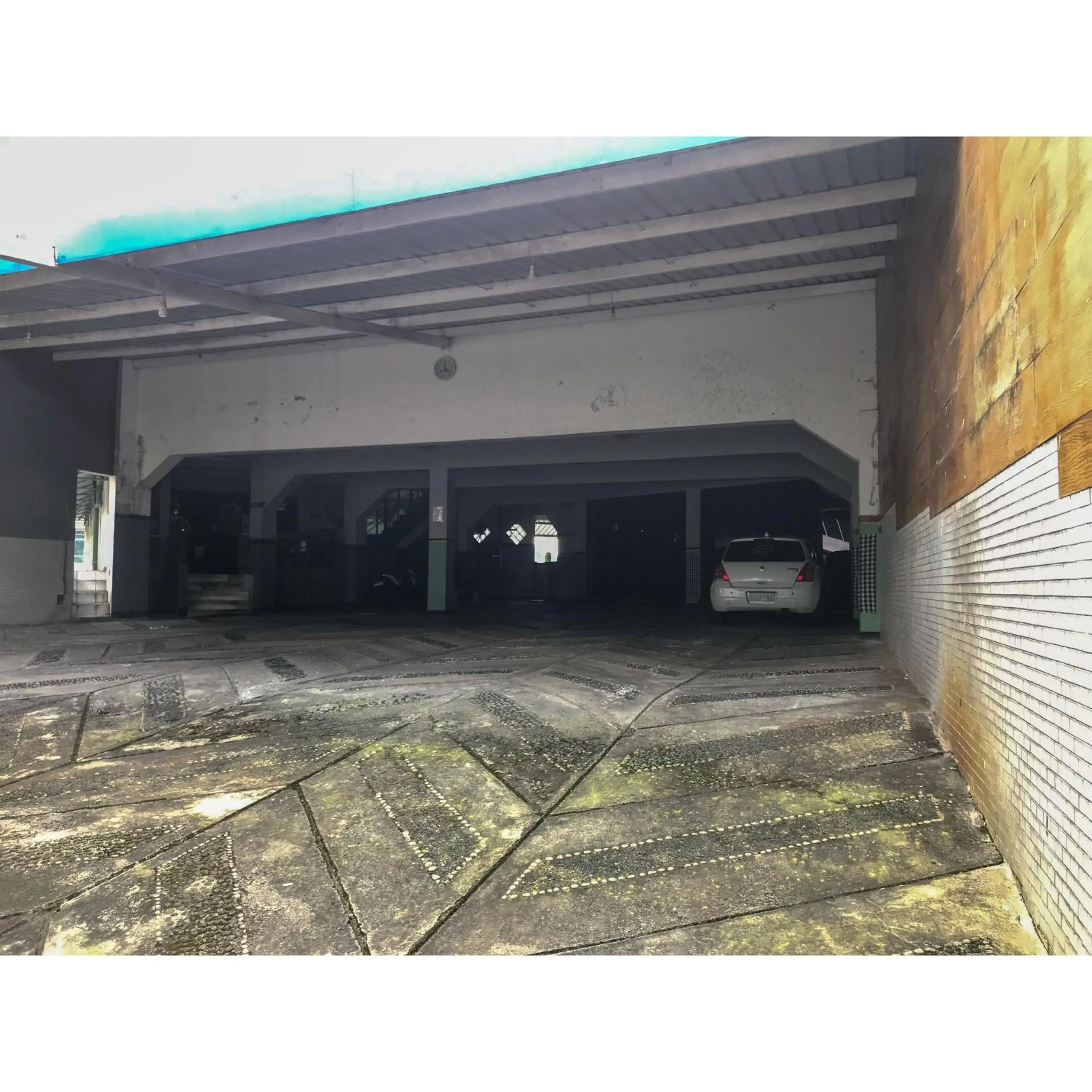 Parking in Hotel Lie Mas Prigen Pasuruan Mitra RedDoorz