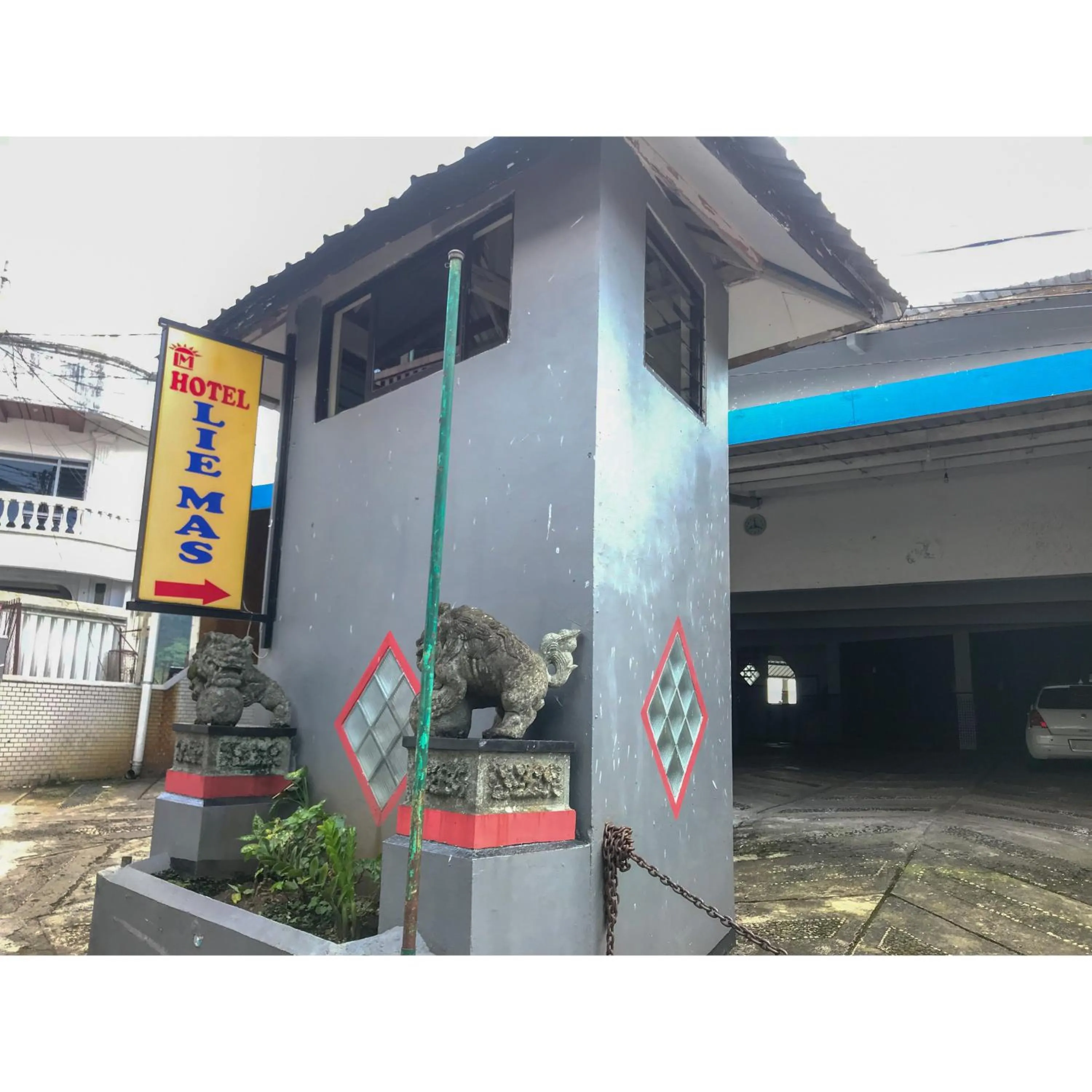Facade/entrance in Hotel Lie Mas Prigen Pasuruan Mitra RedDoorz