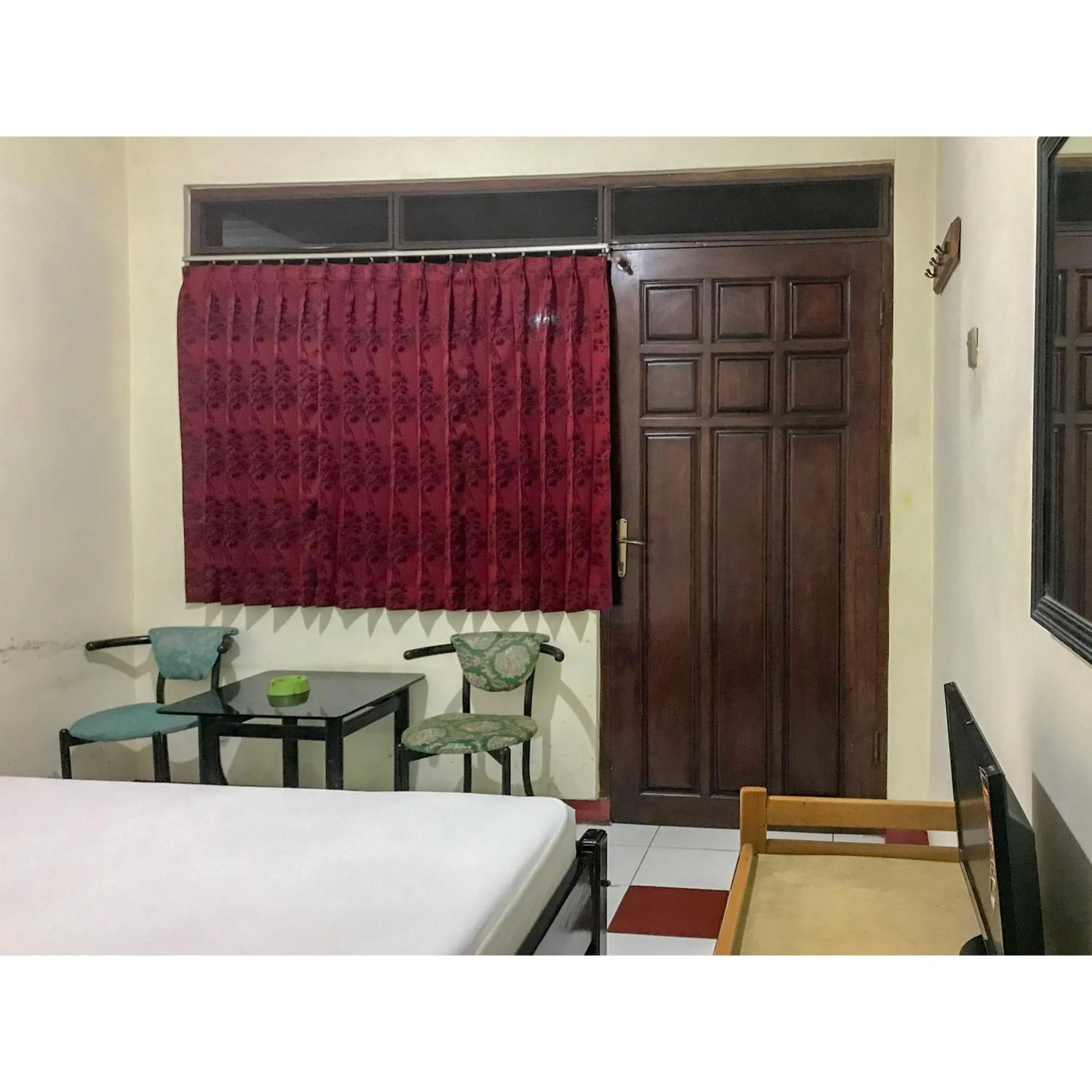 Bedroom, Bed in Hotel Lie Mas Prigen Pasuruan Mitra RedDoorz