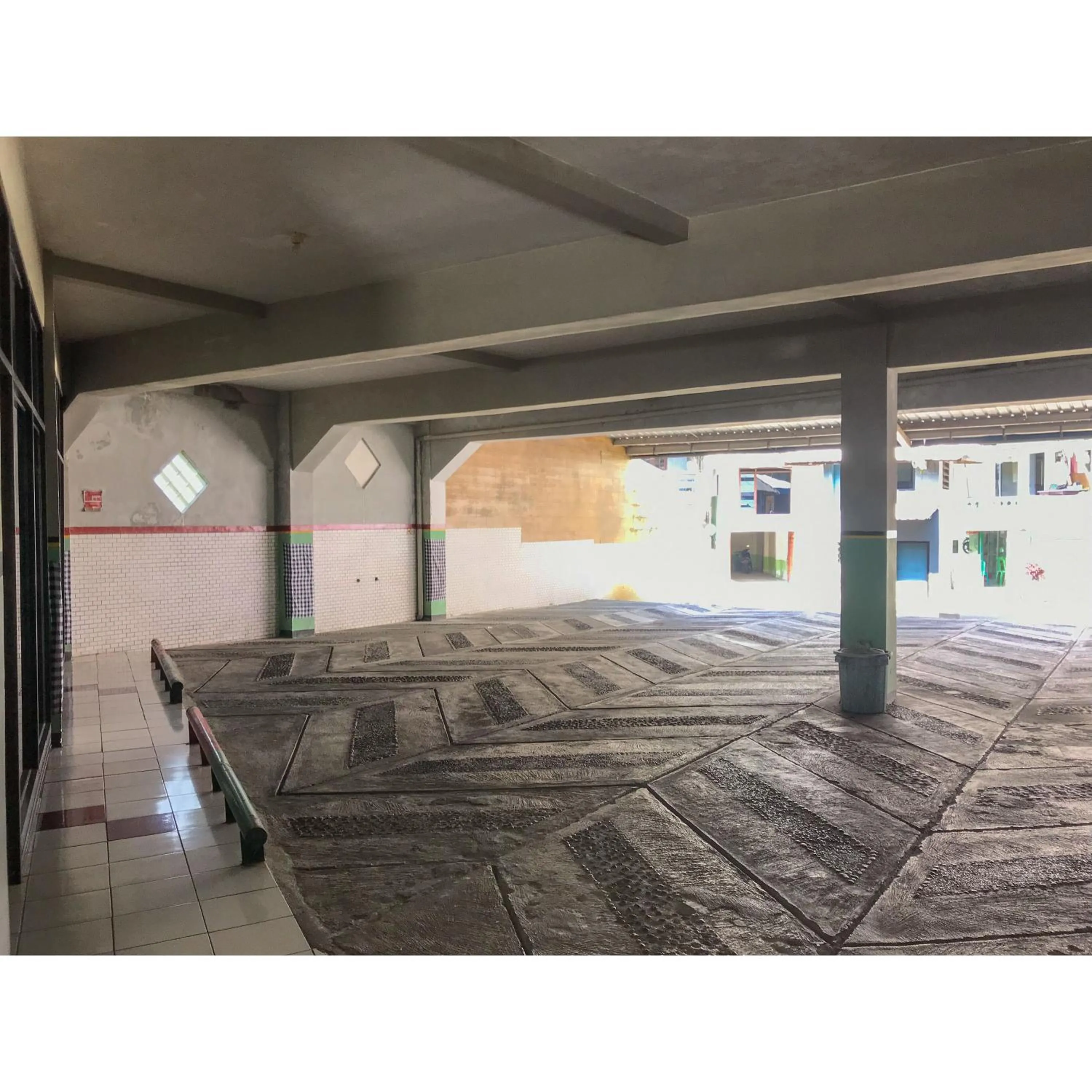 Parking, Bed in Hotel Lie Mas Prigen Pasuruan Mitra RedDoorz