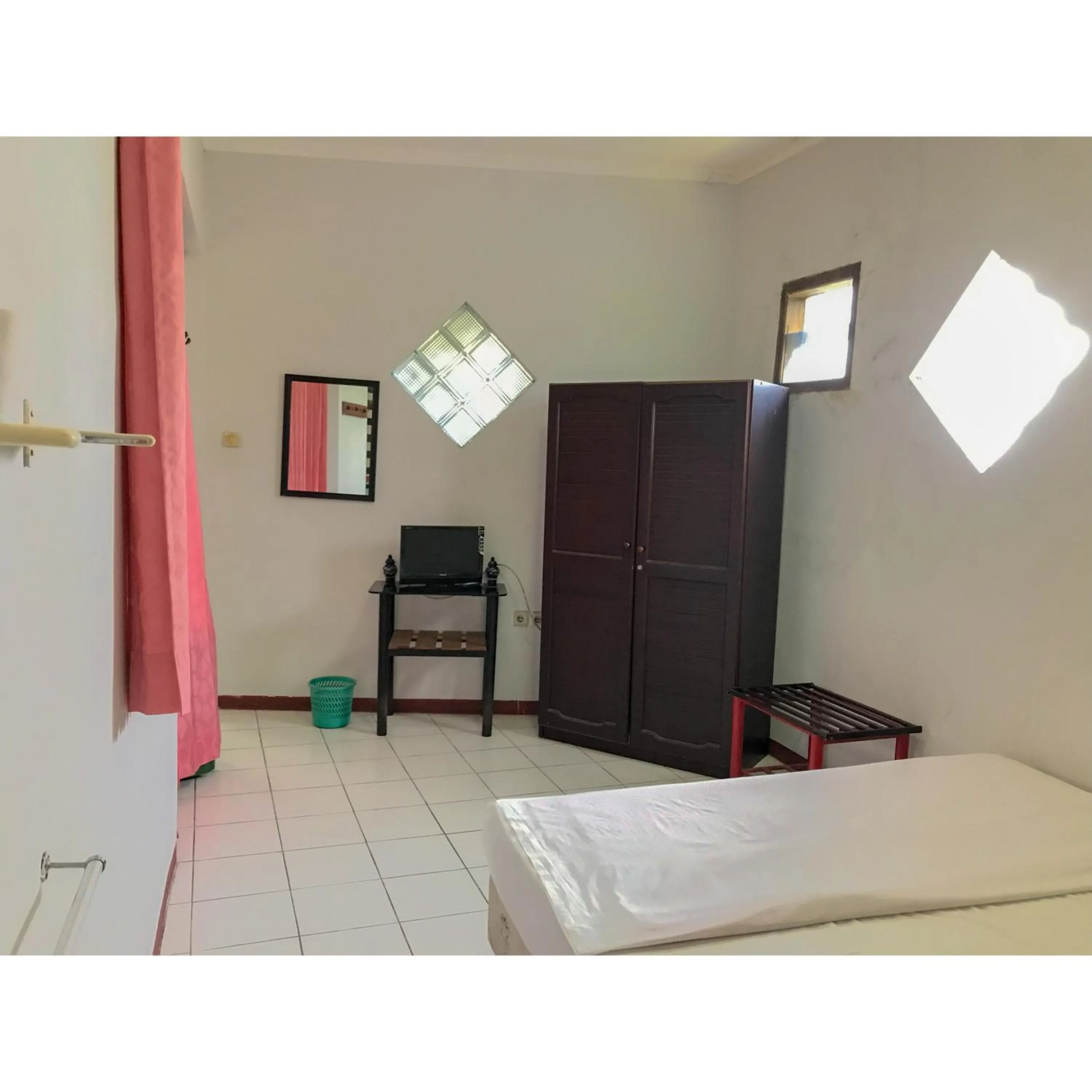 Bedroom, Bed in Hotel Lie Mas Prigen Pasuruan Mitra RedDoorz