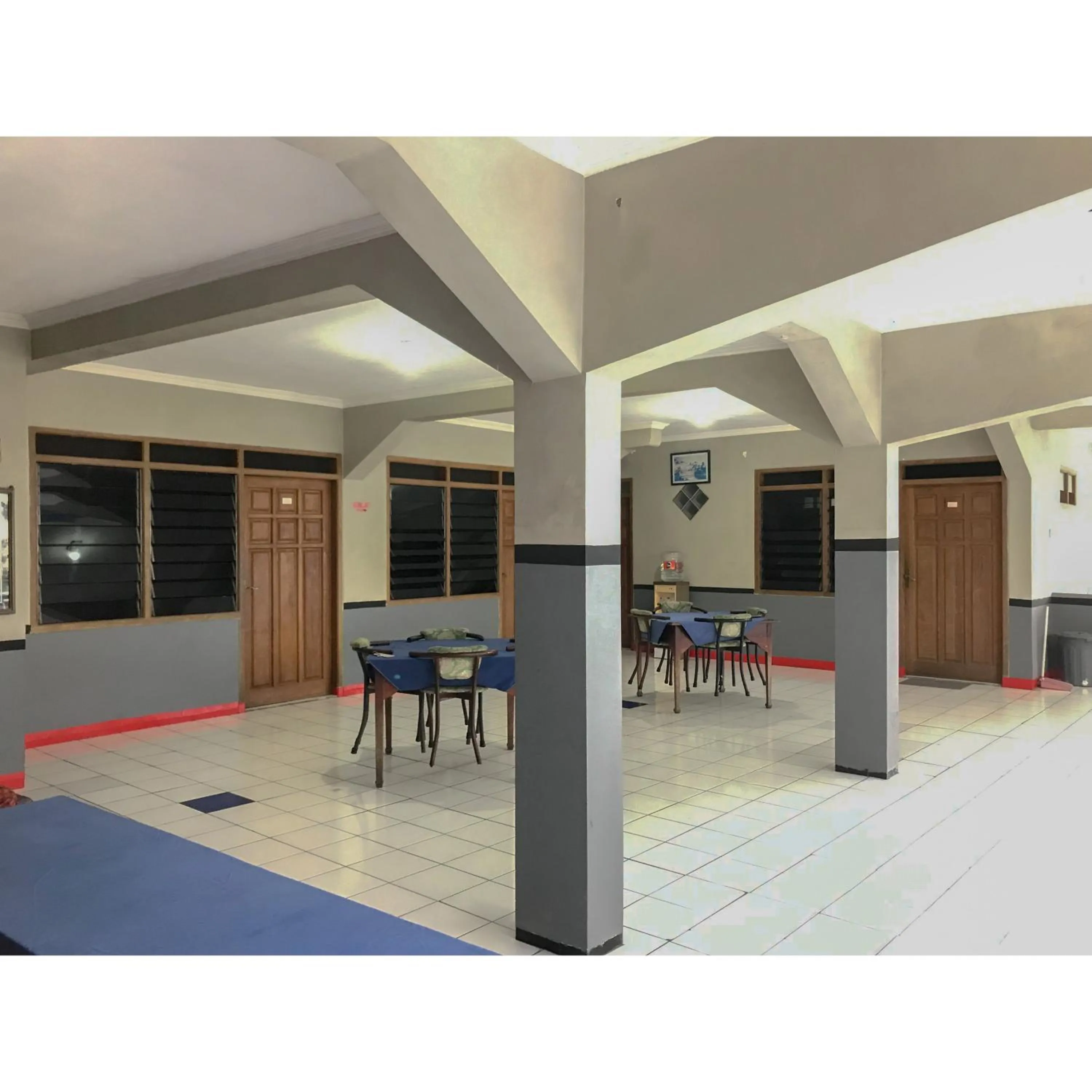 Seating area in Hotel Lie Mas Prigen Pasuruan Mitra RedDoorz