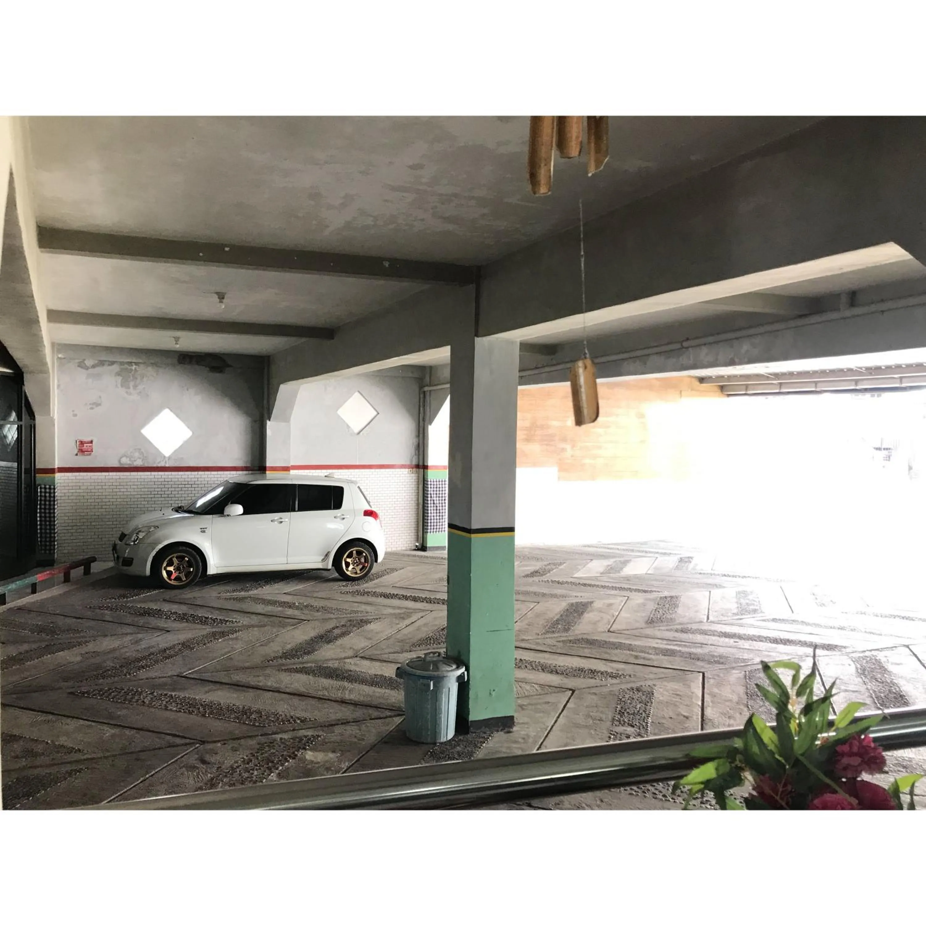 Parking in Hotel Lie Mas Prigen Pasuruan Mitra RedDoorz