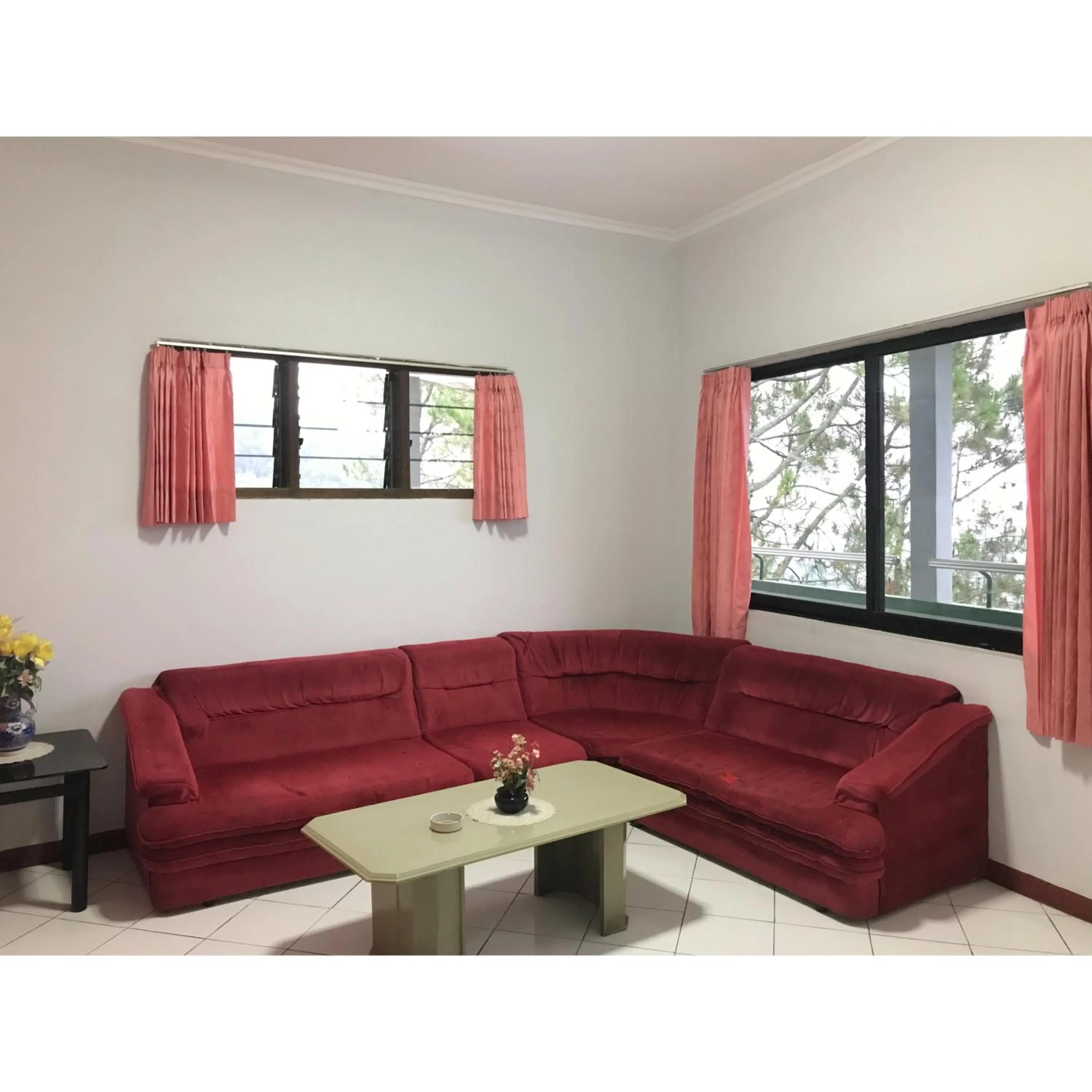 Seating area in Hotel Lie Mas Prigen Pasuruan Mitra RedDoorz