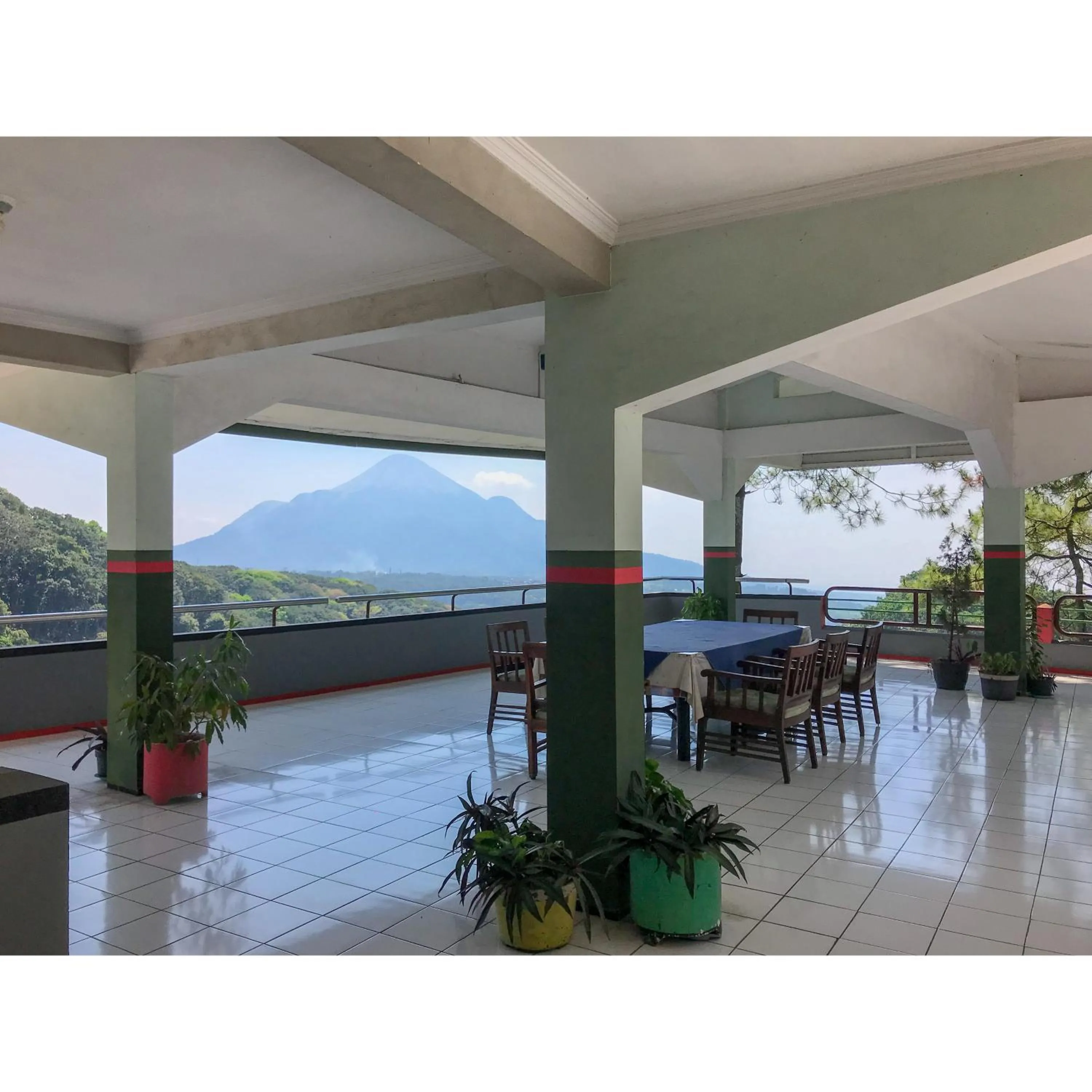 Seating area in Hotel Lie Mas Prigen Pasuruan Mitra RedDoorz