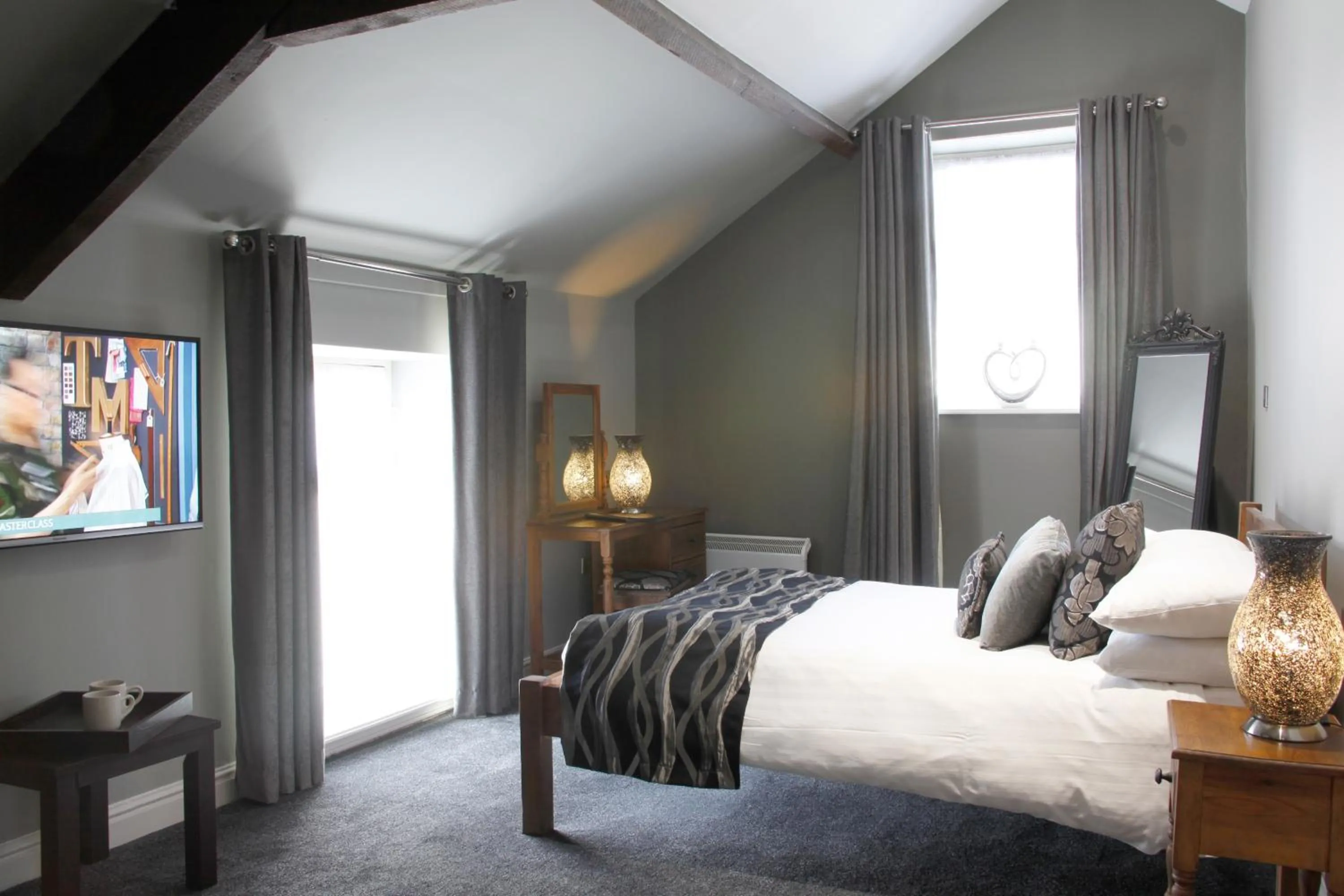 Bedroom, Bed in The Peacock