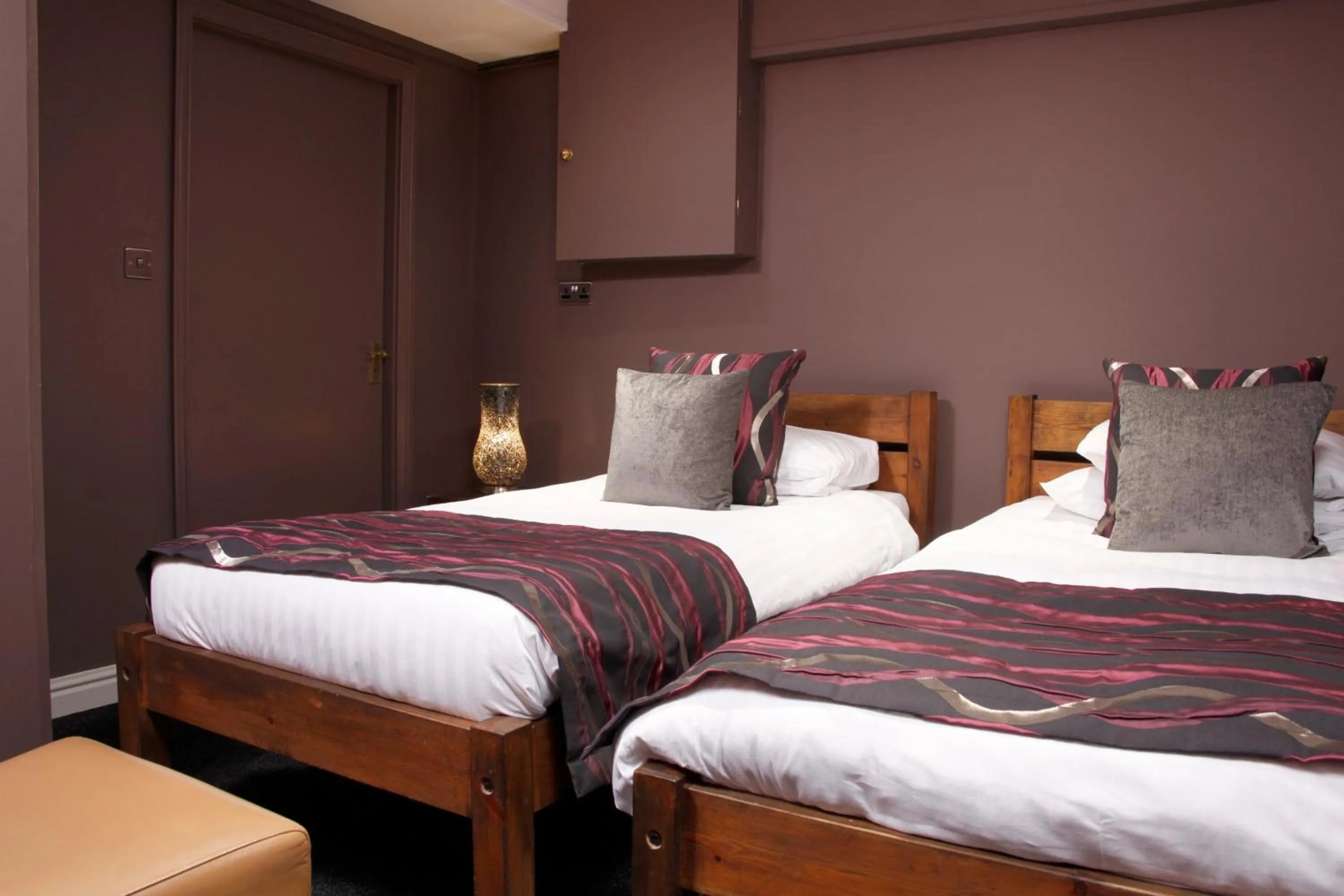 Bedroom, Bed in The Peacock