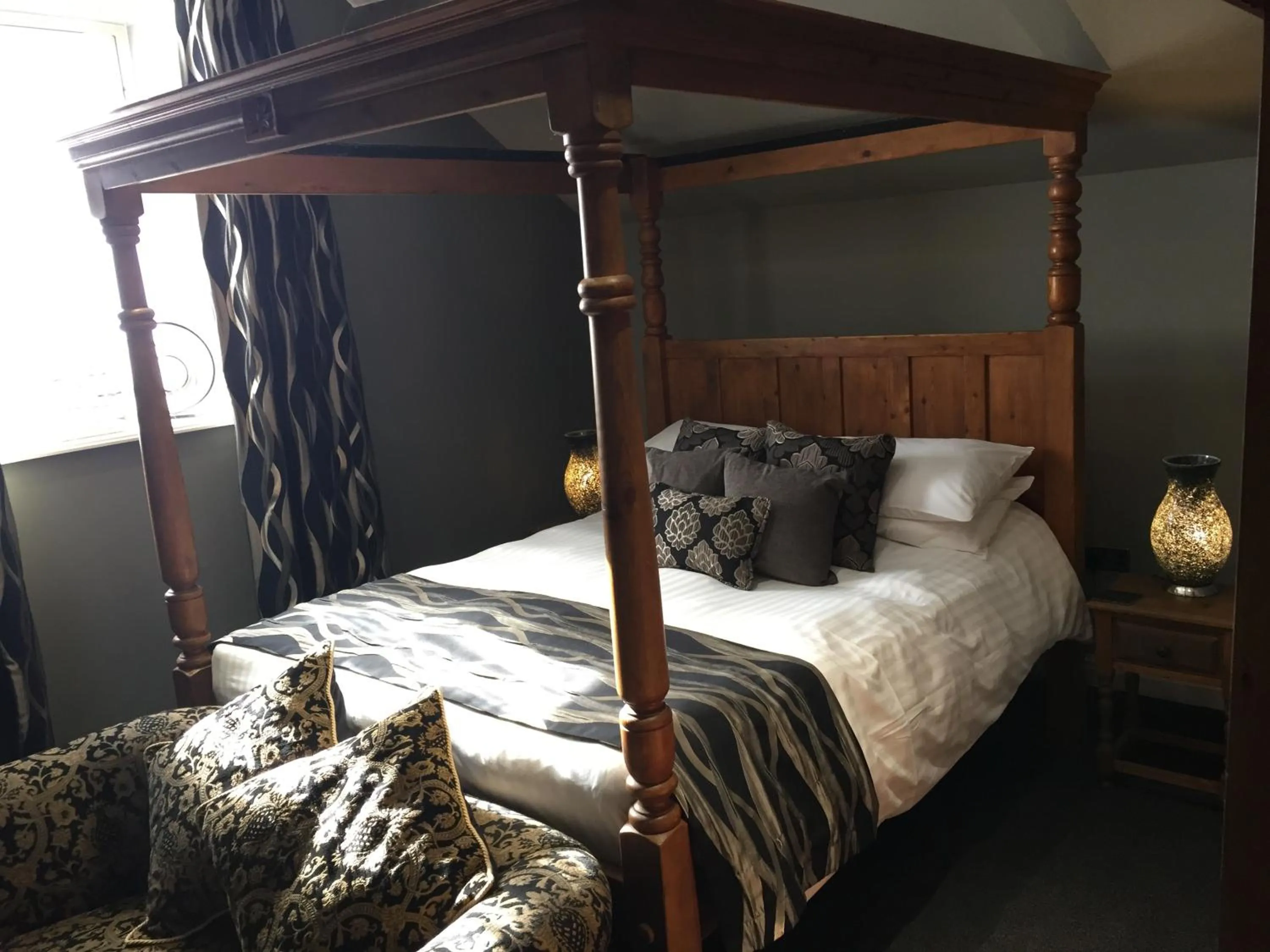 Bedroom, Bed in The Peacock