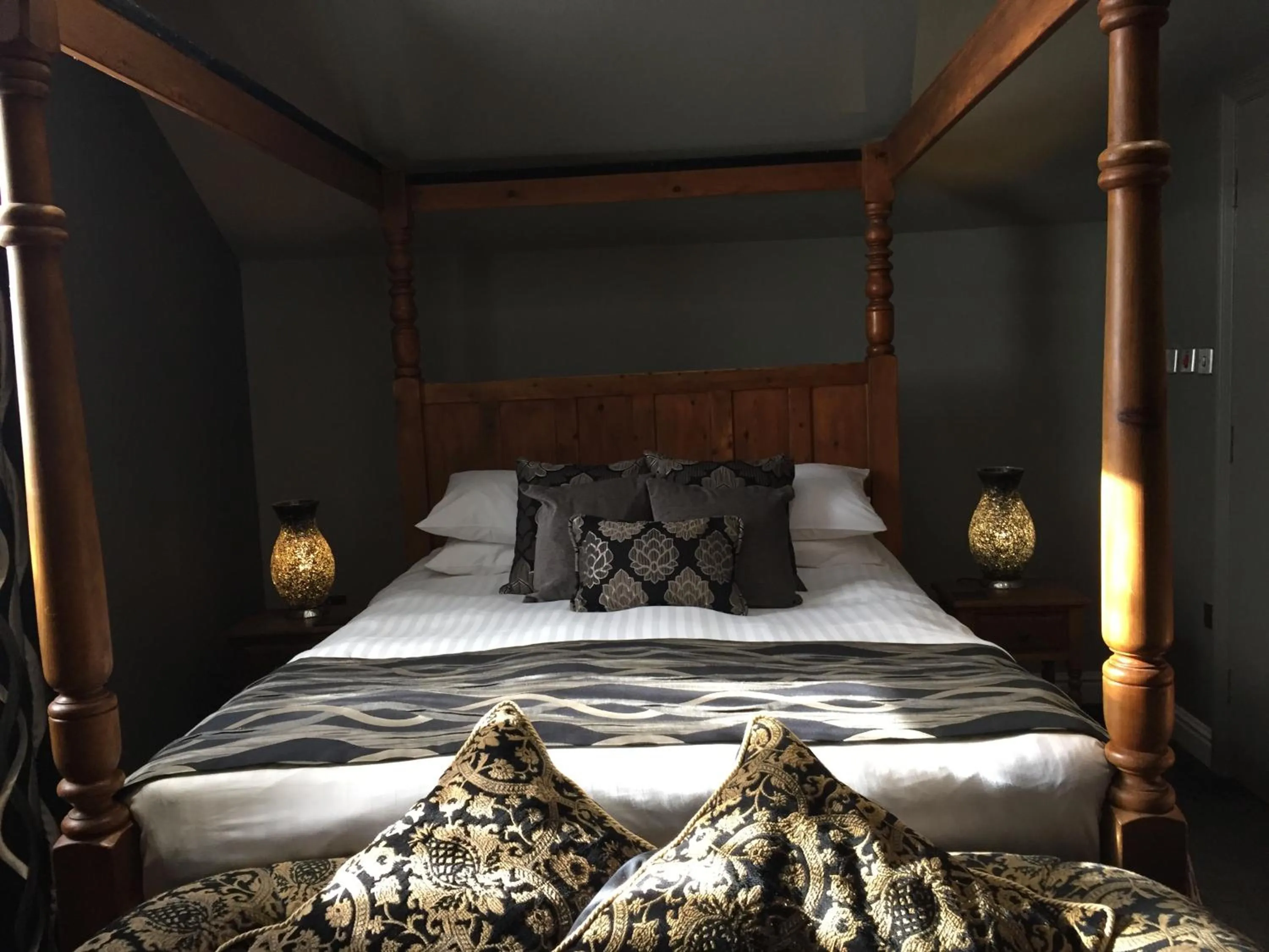 Bedroom, Bed in The Peacock