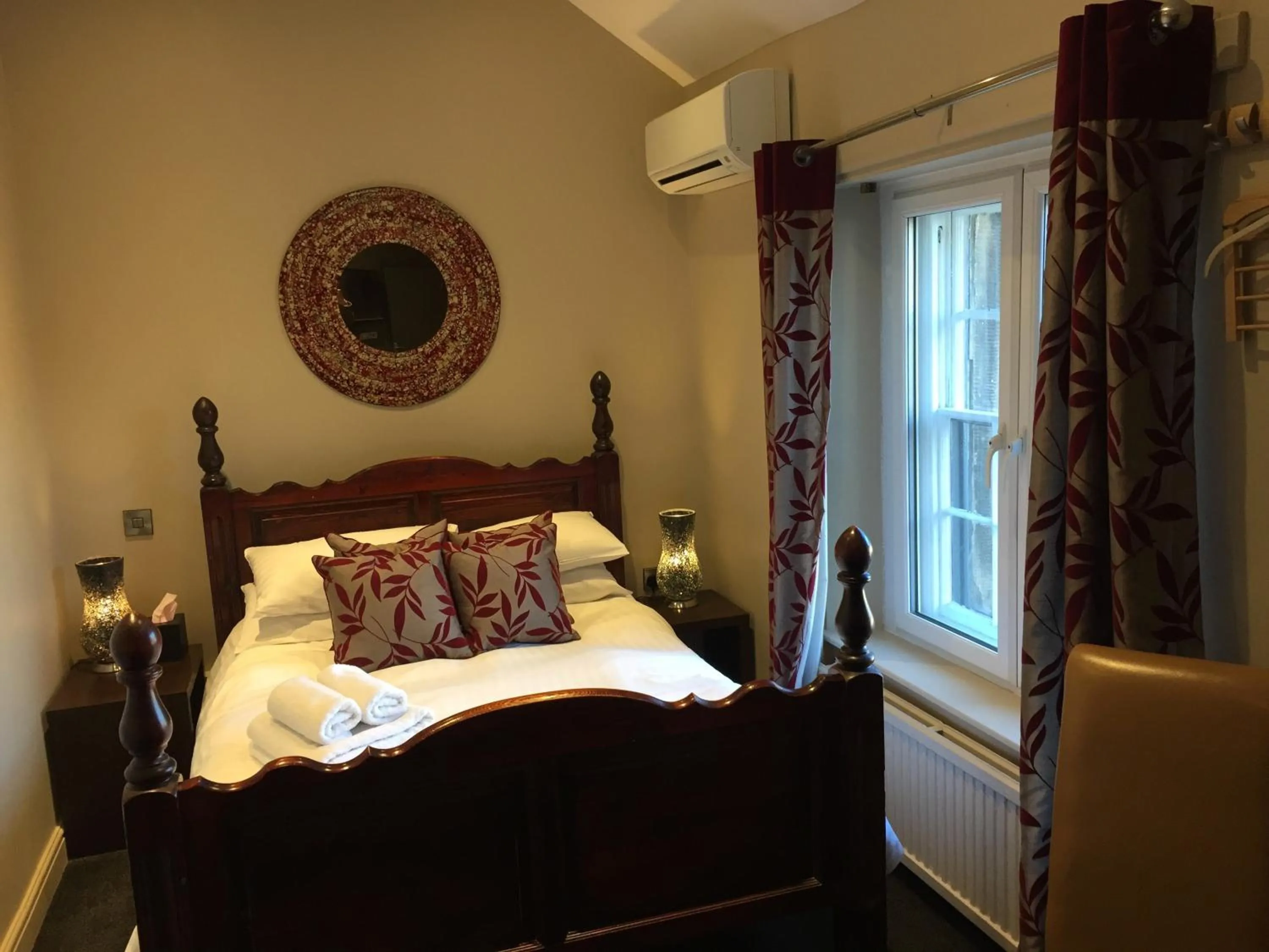 Photo of the whole room, Bed in The Peacock