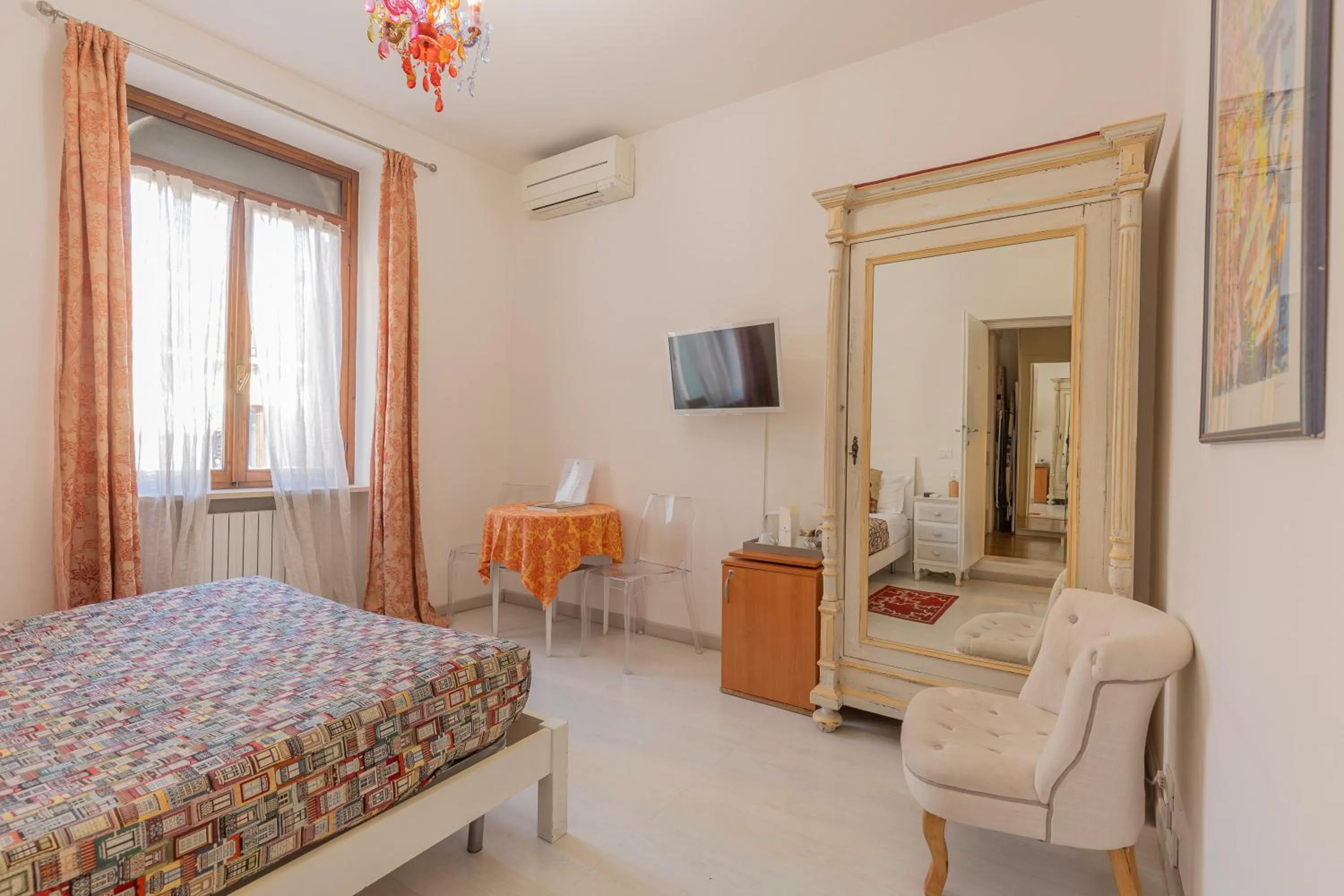 Photo of the whole room, Bed in Le Suite Di Giulietta