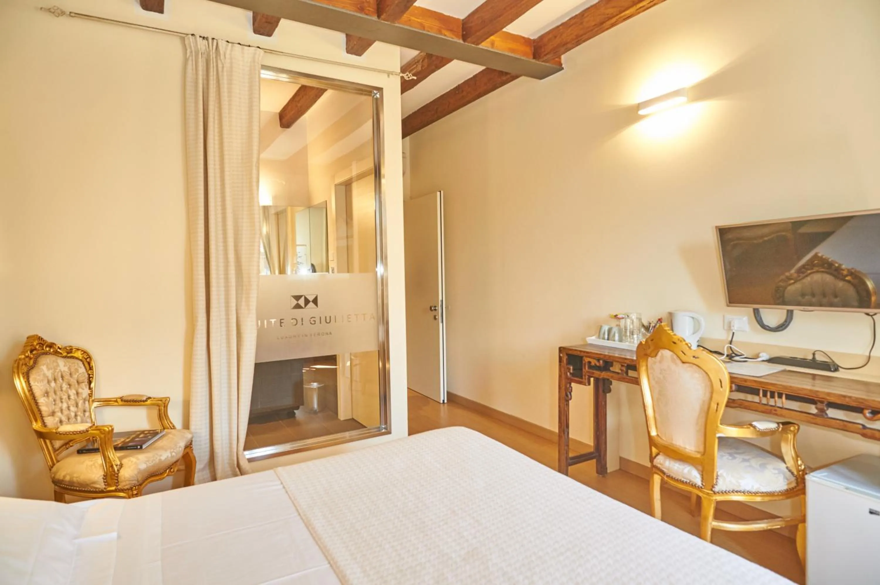 Living room, Bed in Le Suite Di Giulietta