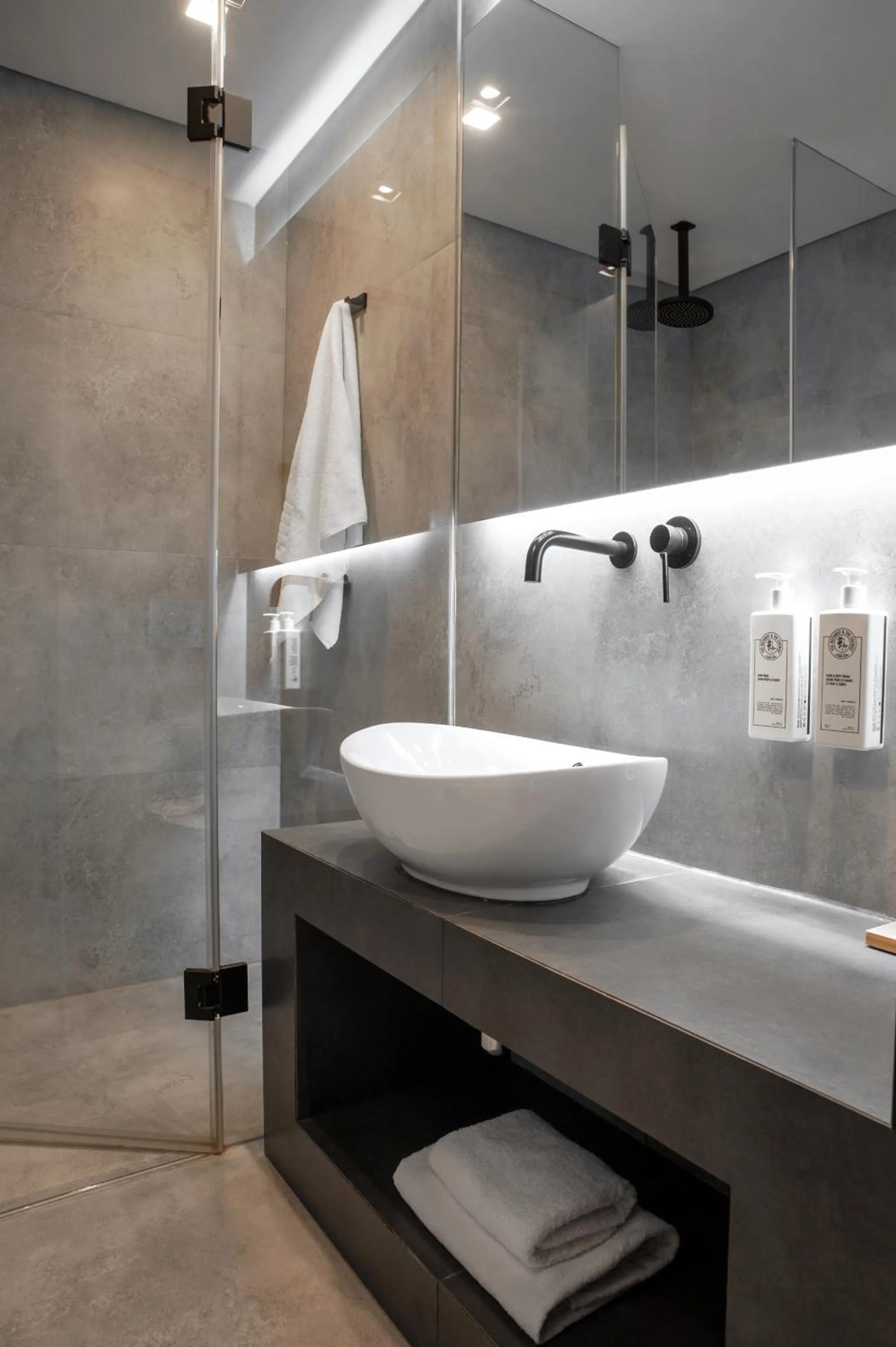 Shower in The Editor Hotel Athens