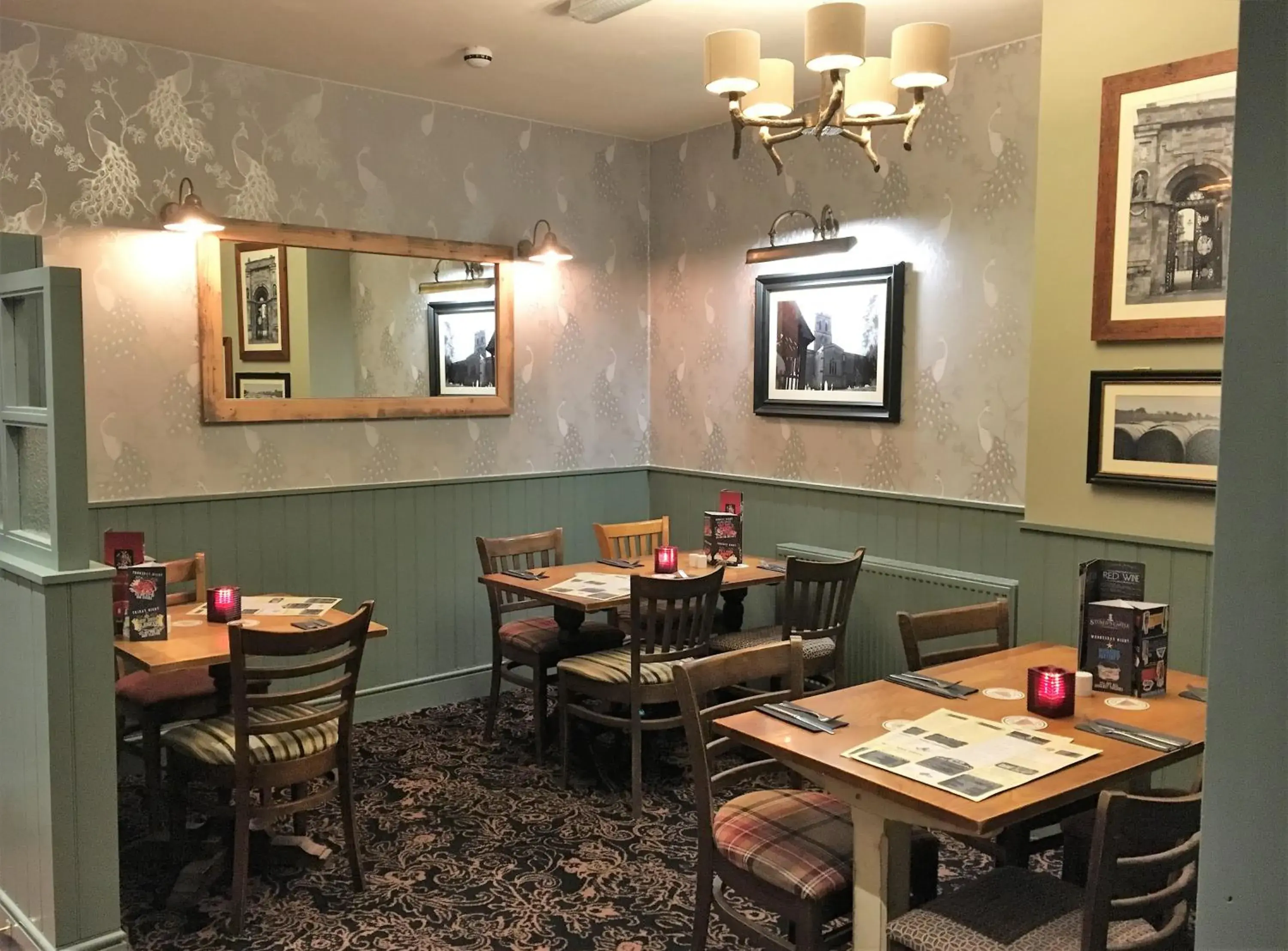 Lounge or bar in Sturdy`s Castle - Historic Coaching Inn near Blenheim Palace, Oxfordshire Lounge or bar in Sturdy`s Castle - Historic Coaching Inn near Blenheim Palace, Oxfordshire