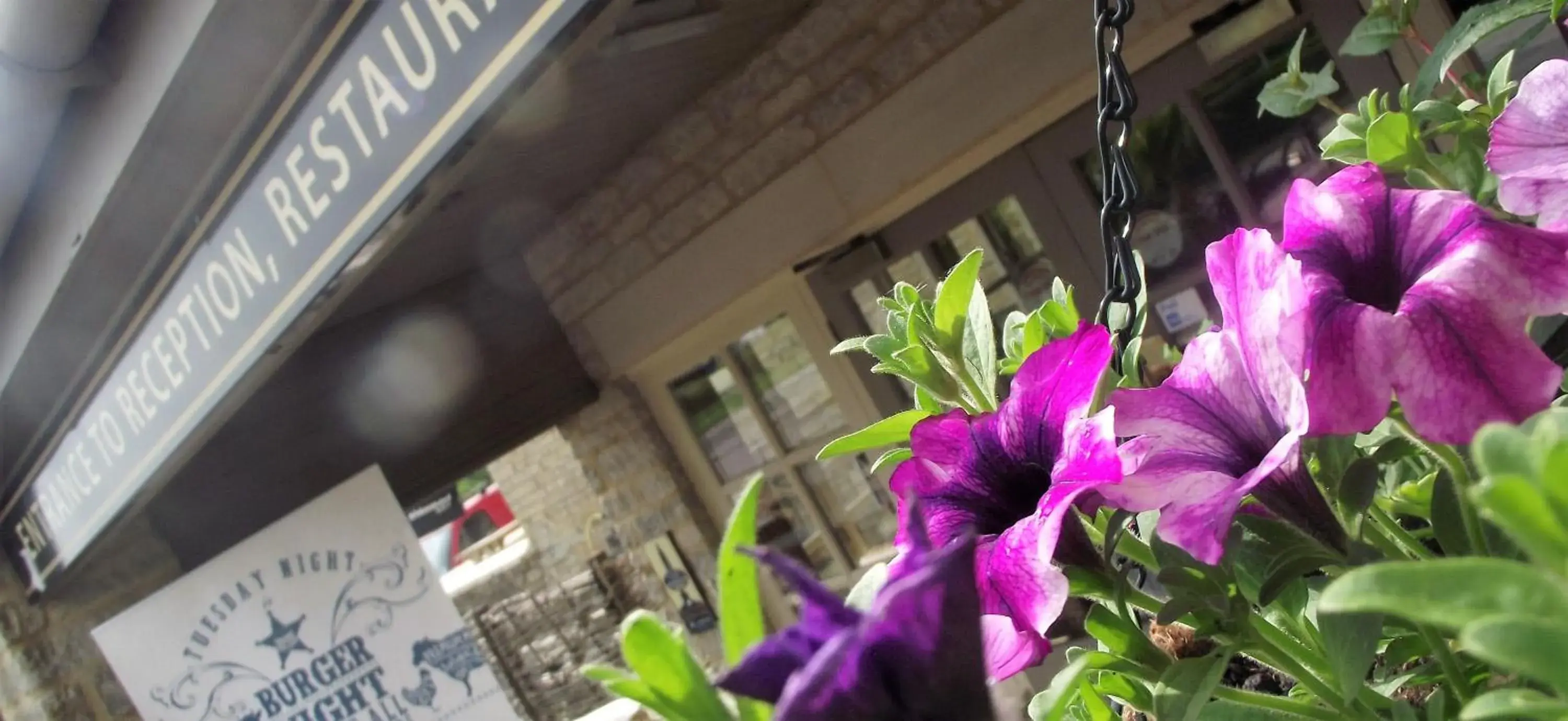 Property building in Sturdy`s Castle - Historic Coaching Inn near Blenheim Palace, Oxfordshire Property building in Sturdy`s Castle - Historic Coaching Inn near Blenheim Palace, Oxfordshire