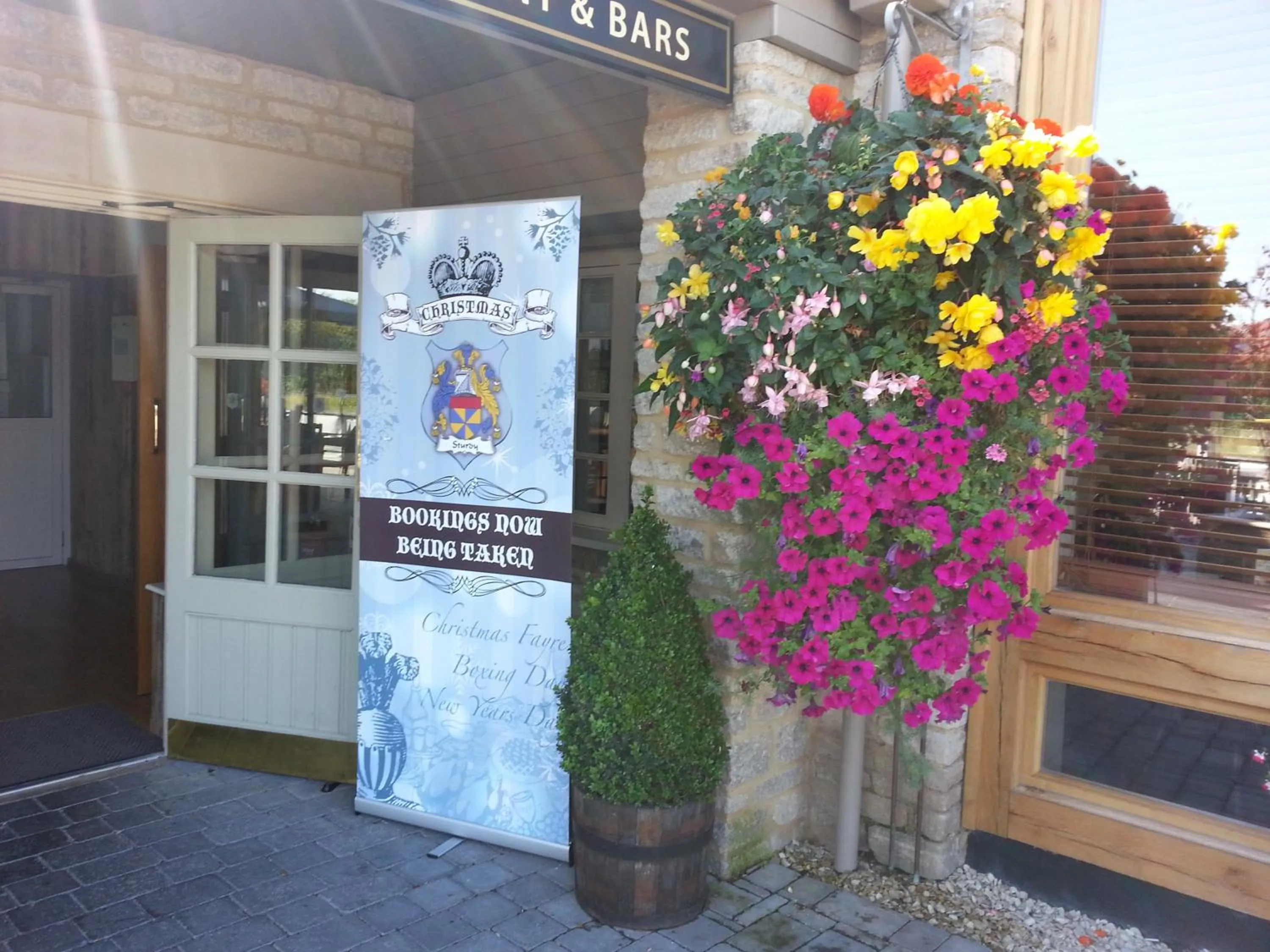 Facade/entrance in Sturdy`s Castle - Historic Coaching Inn near Blenheim Palace, Oxfordshire