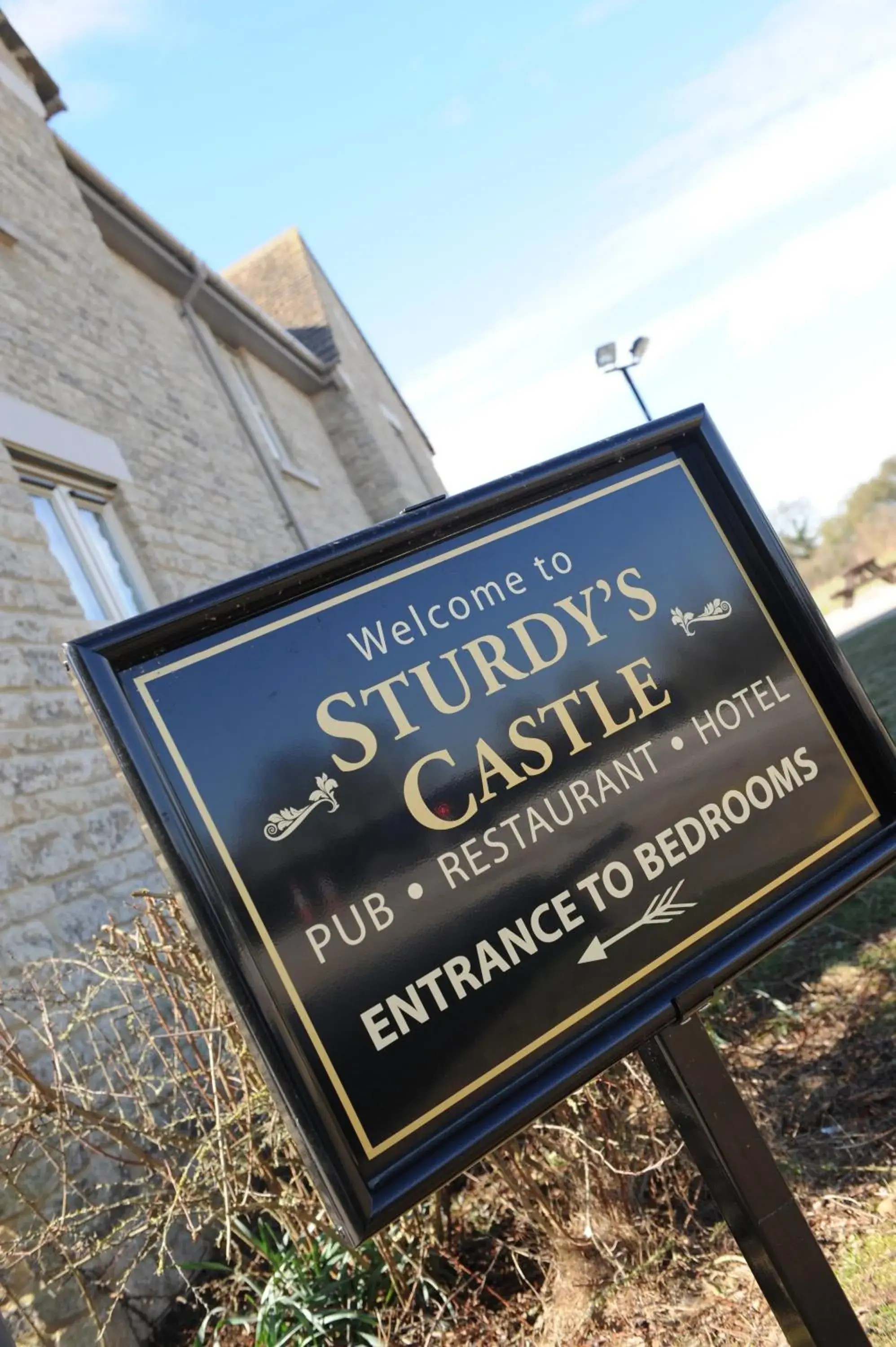 Facade/entrance in Sturdy`s Castle - Historic Coaching Inn near Blenheim Palace, Oxfordshire Facade/entrance in Sturdy`s Castle - Historic Coaching Inn near Blenheim Palace, Oxfordshire