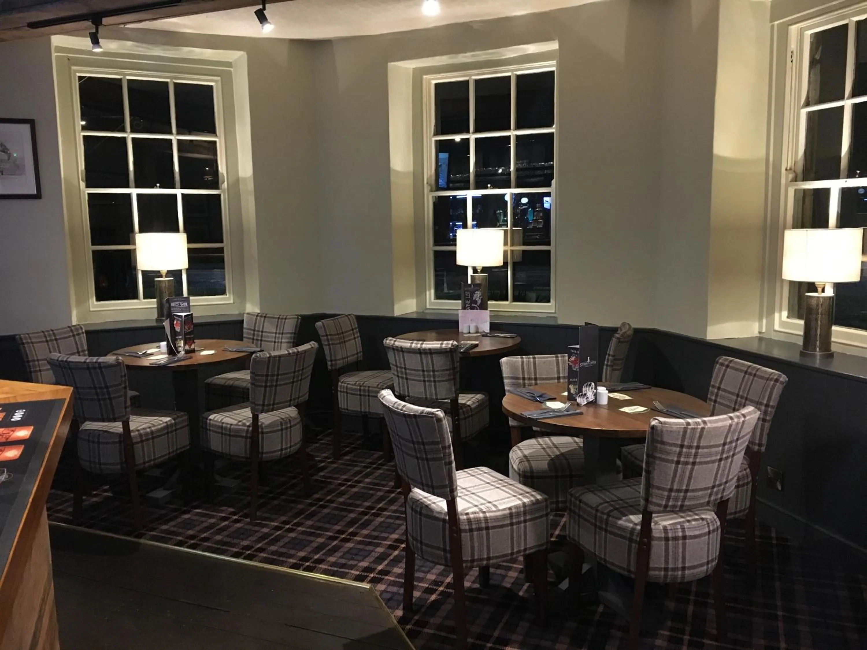 Lounge or bar in Sturdy`s Castle - Historic Coaching Inn near Blenheim Palace, Oxfordshire