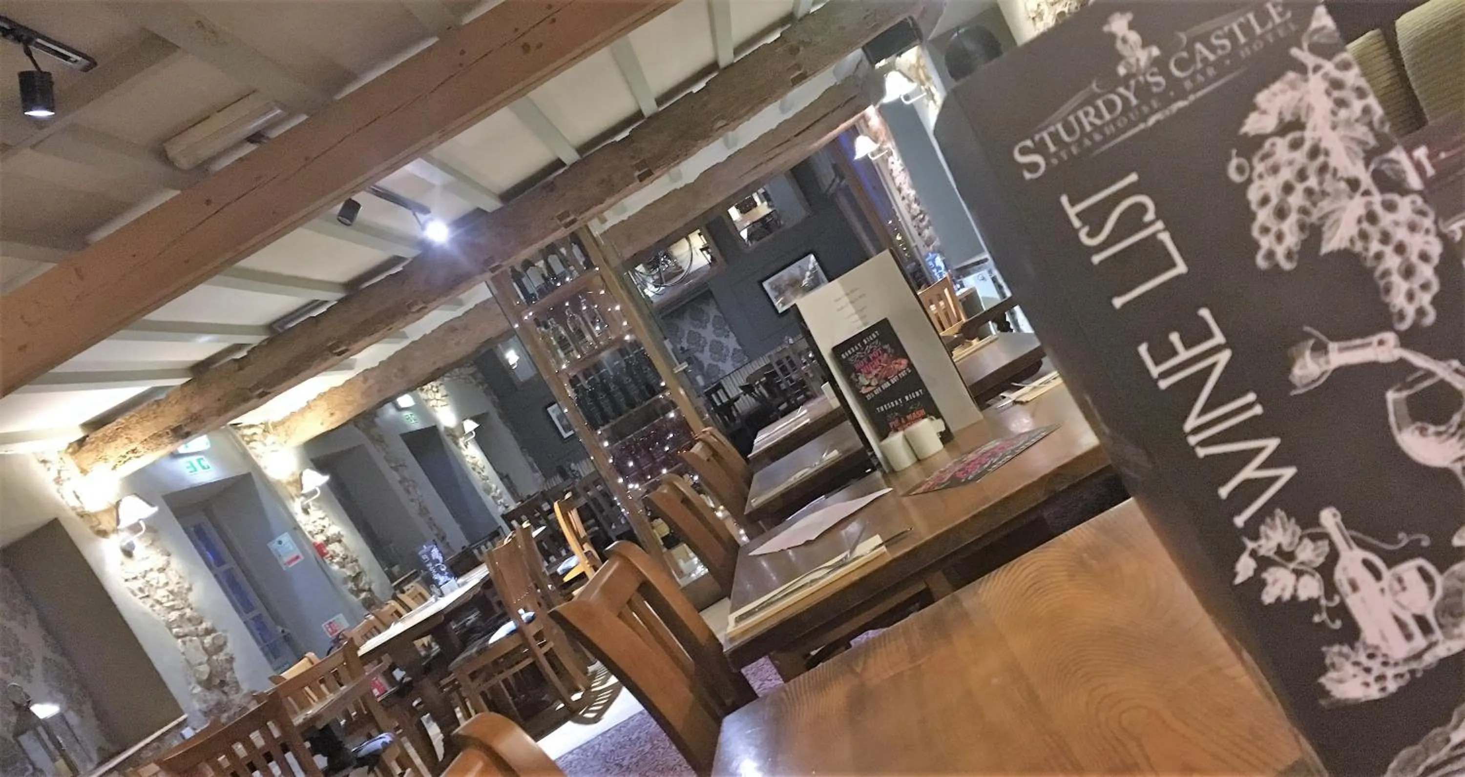 Lounge or bar in Sturdy`s Castle - Historic Coaching Inn near Blenheim Palace, Oxfordshire