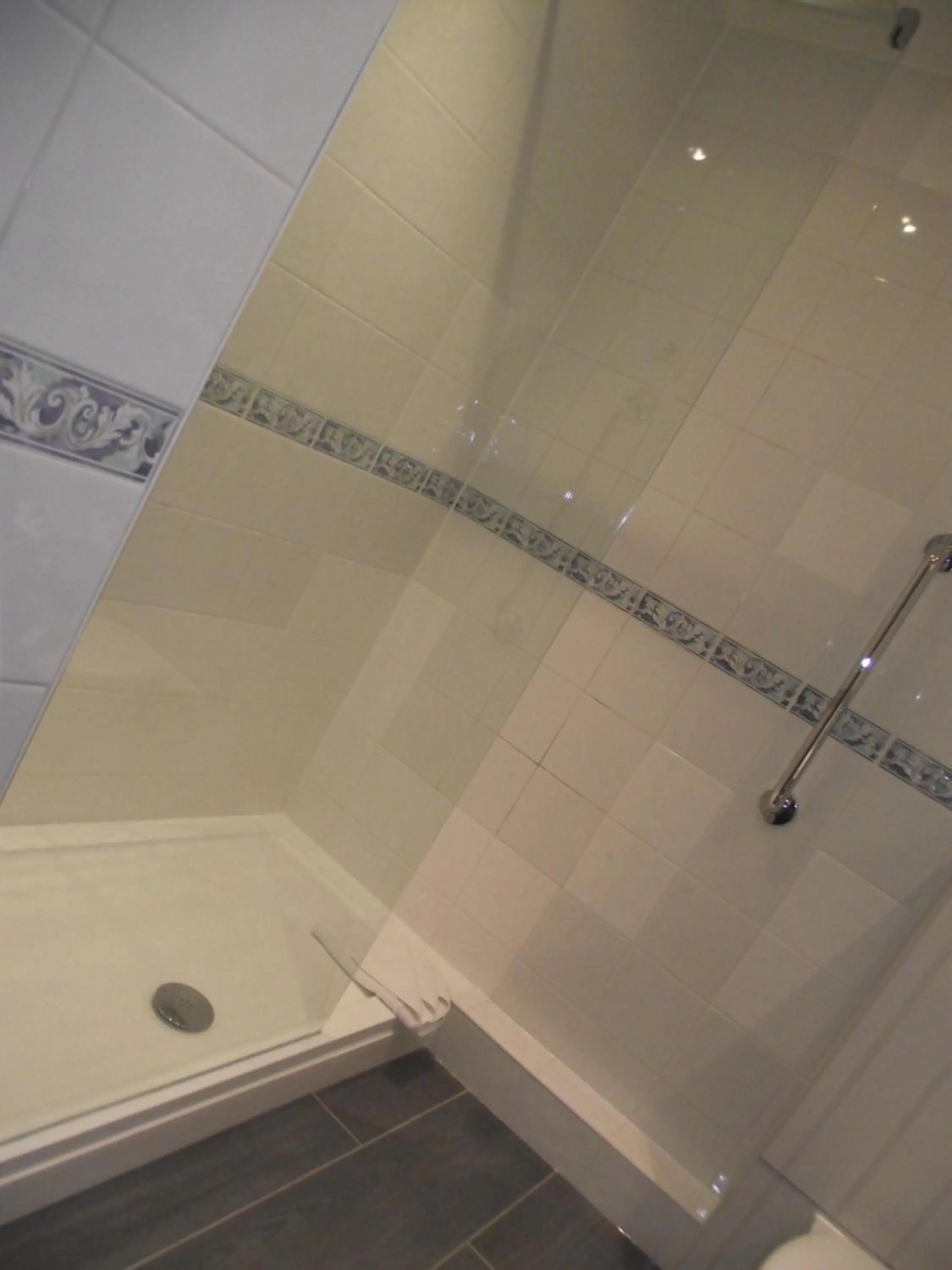 Bathroom in Sturdy`s Castle - Historic Coaching Inn near Blenheim Palace, Oxfordshire