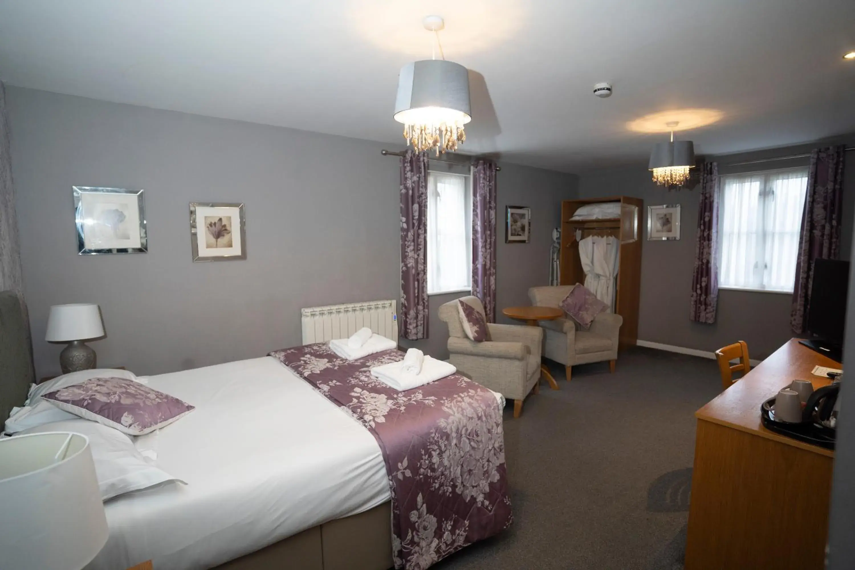 Bed in Sturdy`s Castle - Historic Coaching Inn near Blenheim Palace, Oxfordshire Bed in Sturdy`s Castle - Historic Coaching Inn near Blenheim Palace, Oxfordshire