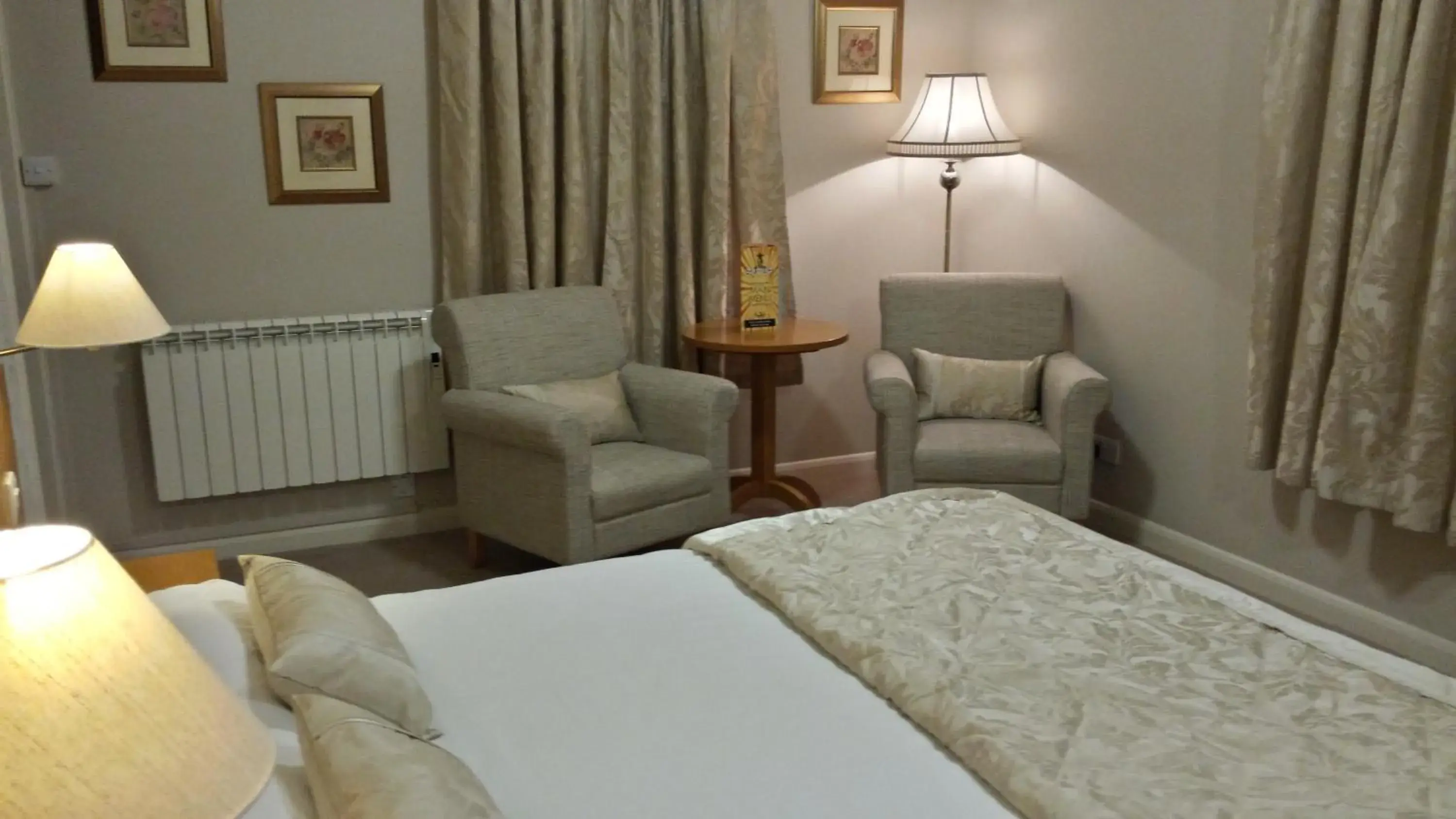 Decorative detail, Bed in Sturdy`s Castle - Historic Coaching Inn near Blenheim Palace, Oxfordshire Decorative detail, Bed in Sturdy`s Castle - Historic Coaching Inn near Blenheim Palace, Oxfordshire