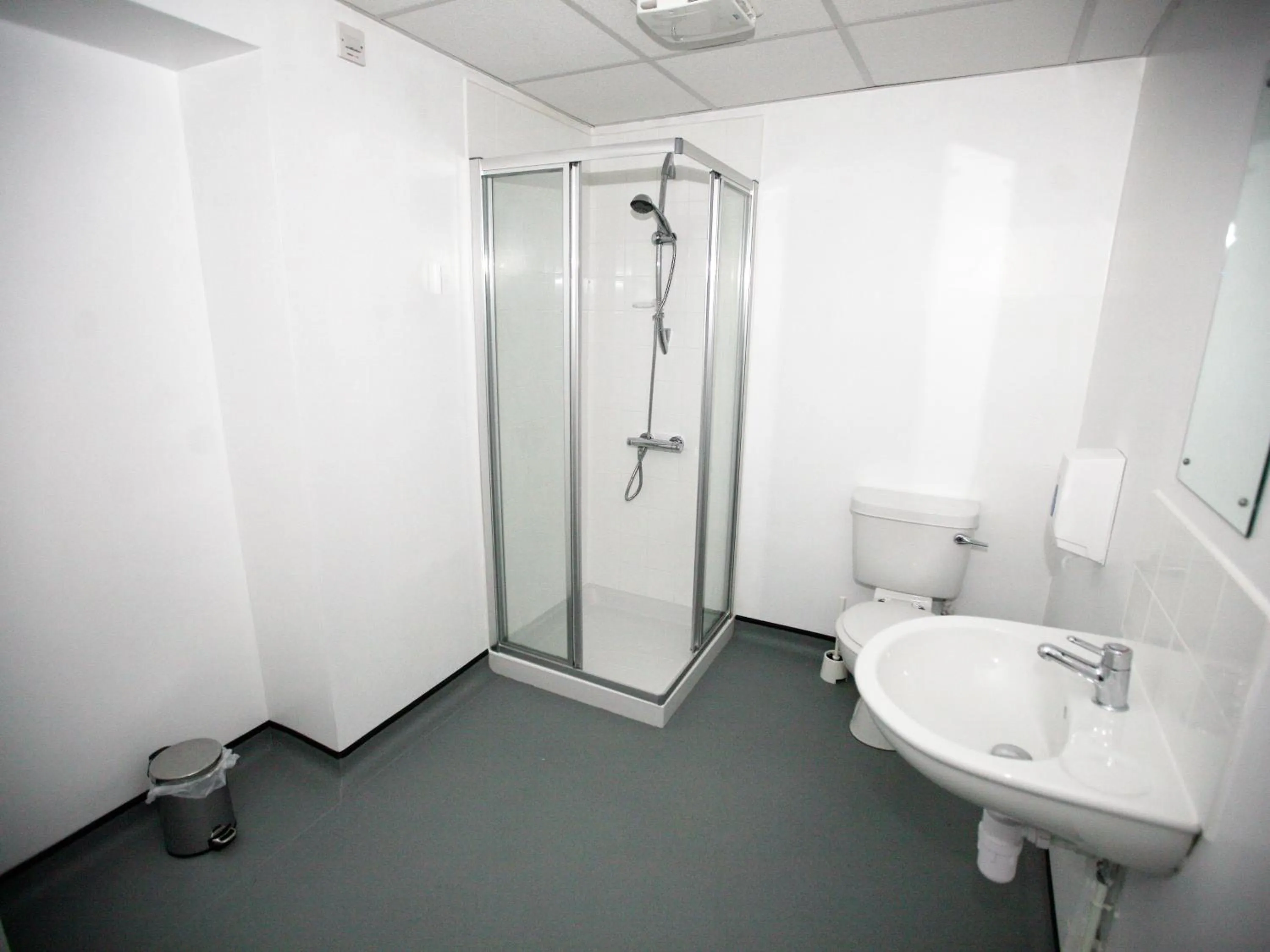 Shower in YHA Alnwick - Partner