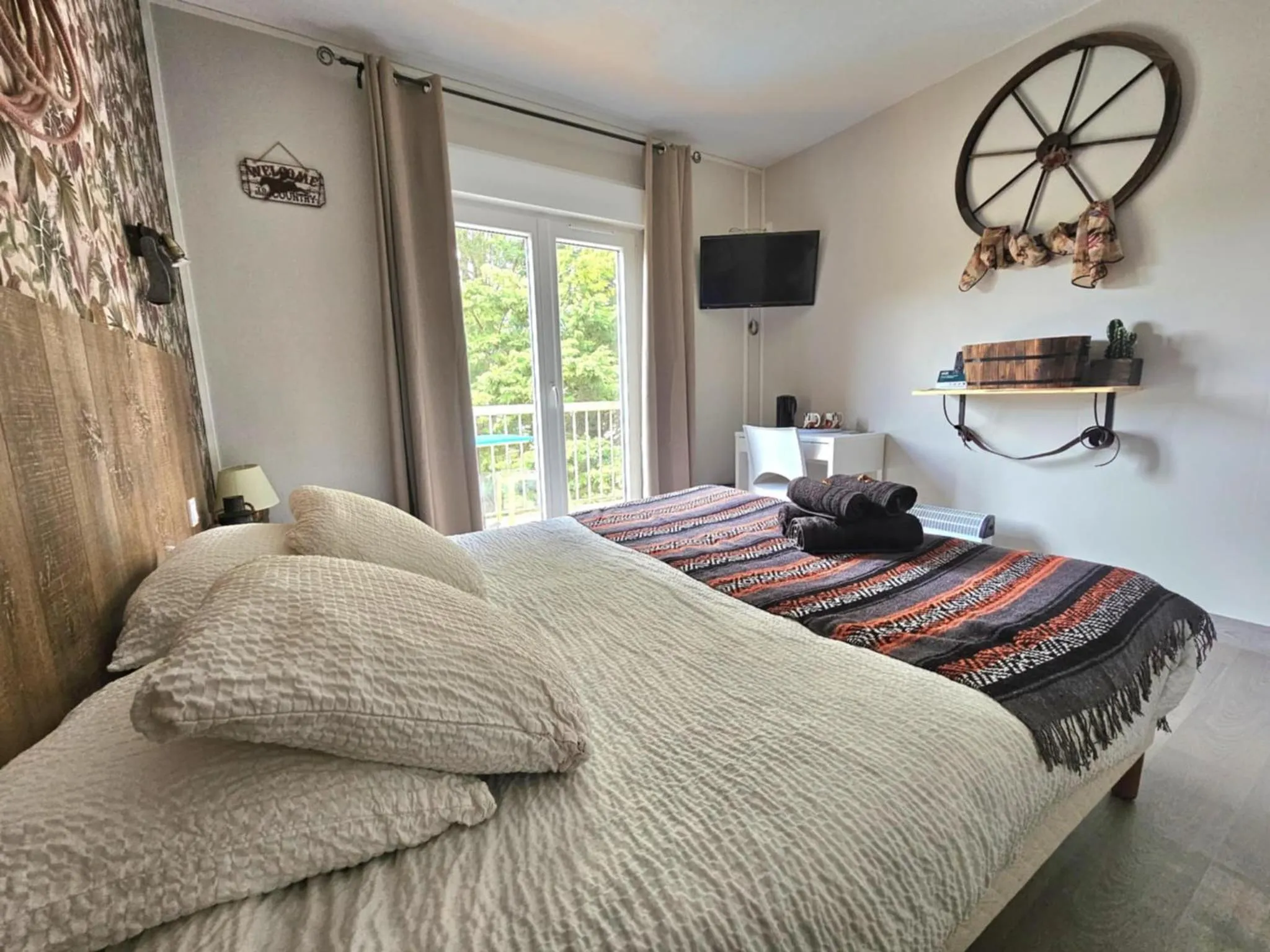 Bed in Logis Hôtel Restaurant L'Escapade