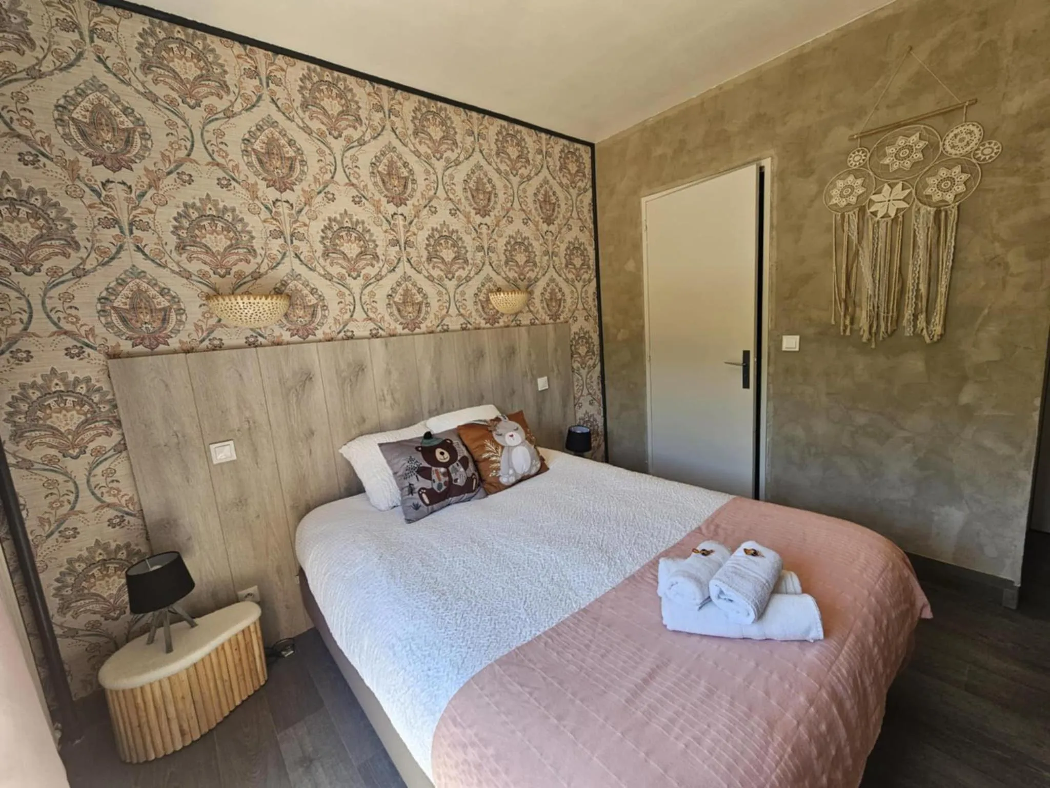 Bed in Logis Hôtel Restaurant L'Escapade