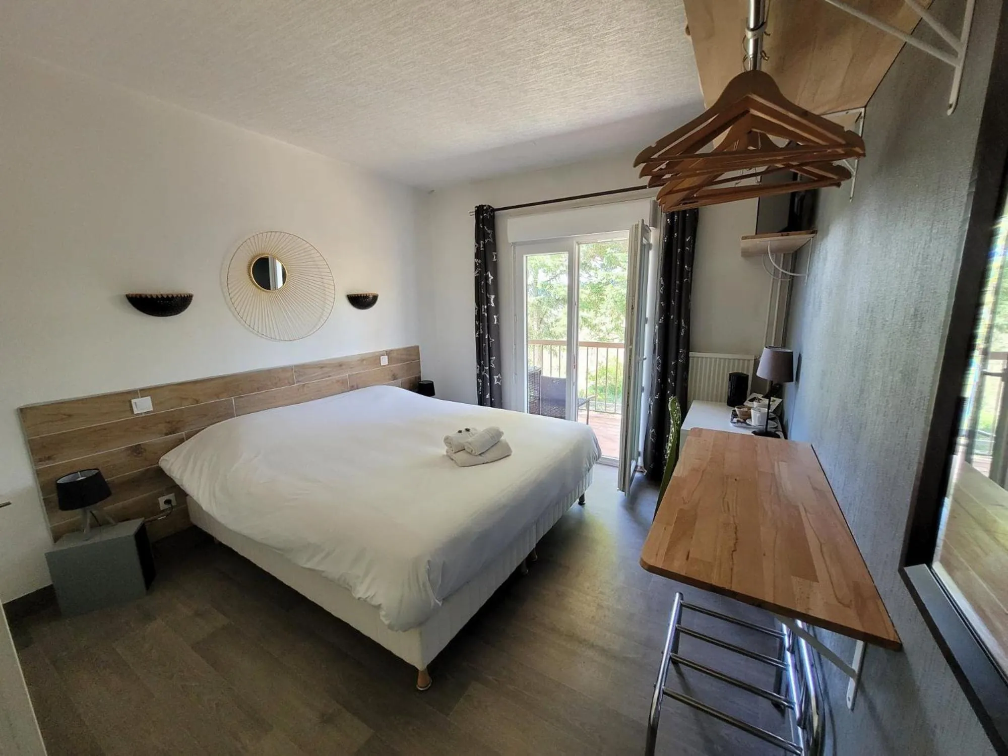 Bed in Logis Hôtel Restaurant L'Escapade