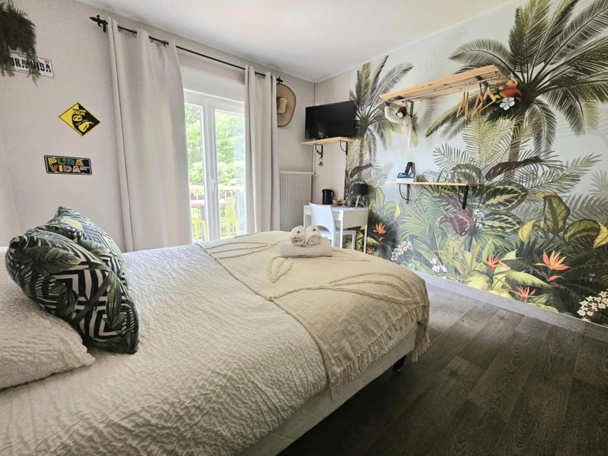 Bed in Logis Hôtel Restaurant L'Escapade